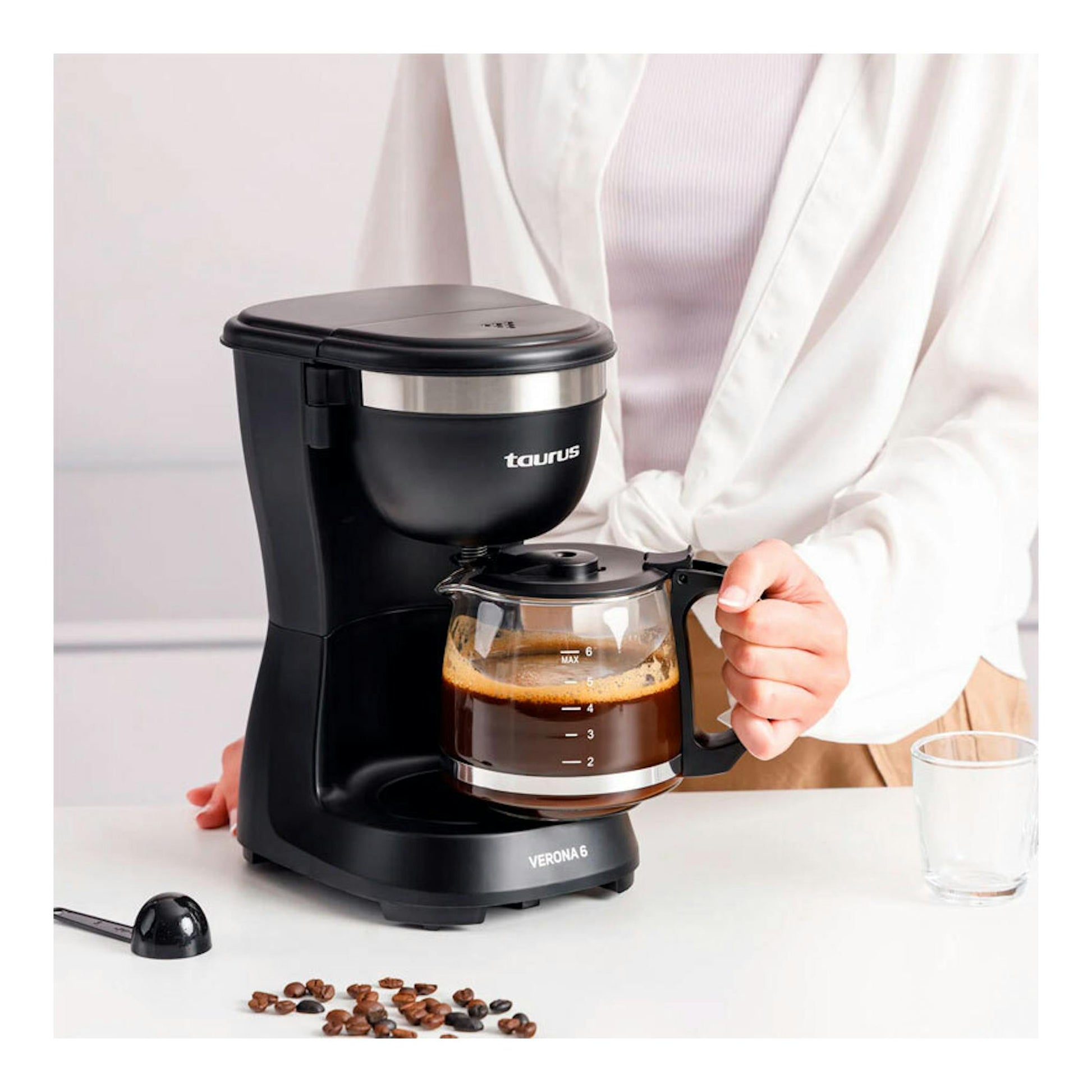 Cafetera de goteo Taurus Verona 6 negra, vista frontal, con jarra de vidrio con café.