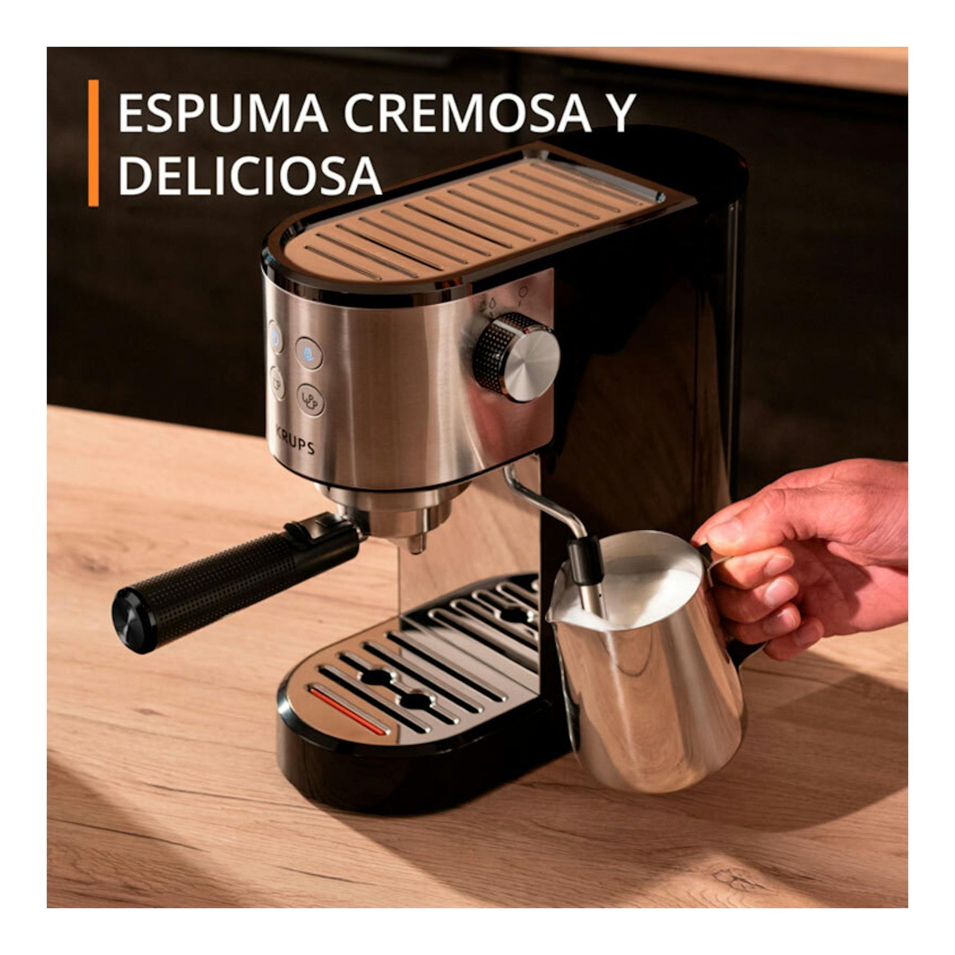 Cafetera espresso Krups XP444C10 de acero inoxidable, vista frontal inclinada, con jarra de leche y varilla vaporizadora.