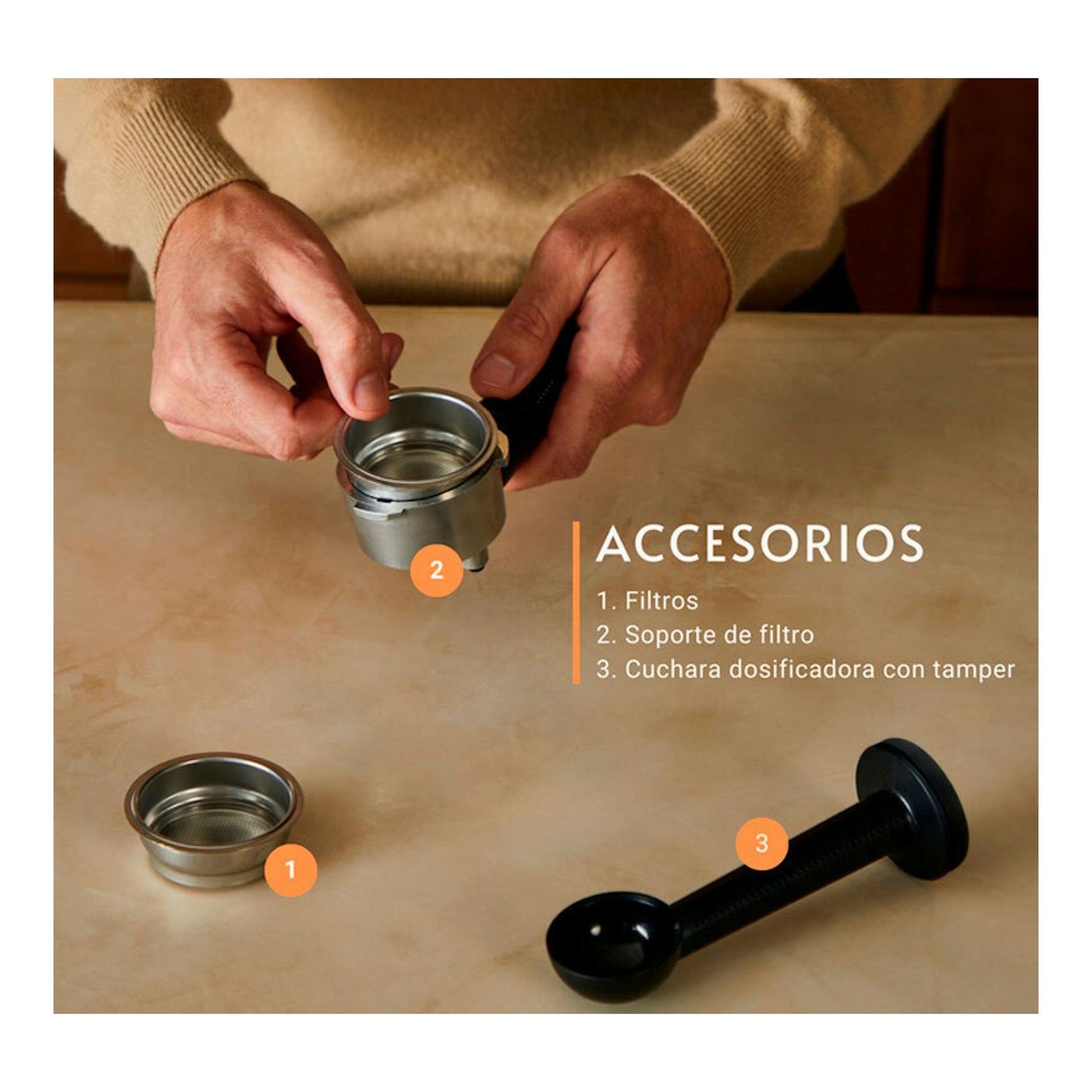 Vista cenital de accesorios de cafetera espresso Krups XP444C10: filtro, soporte y cuchara con tamper sobre mesa.