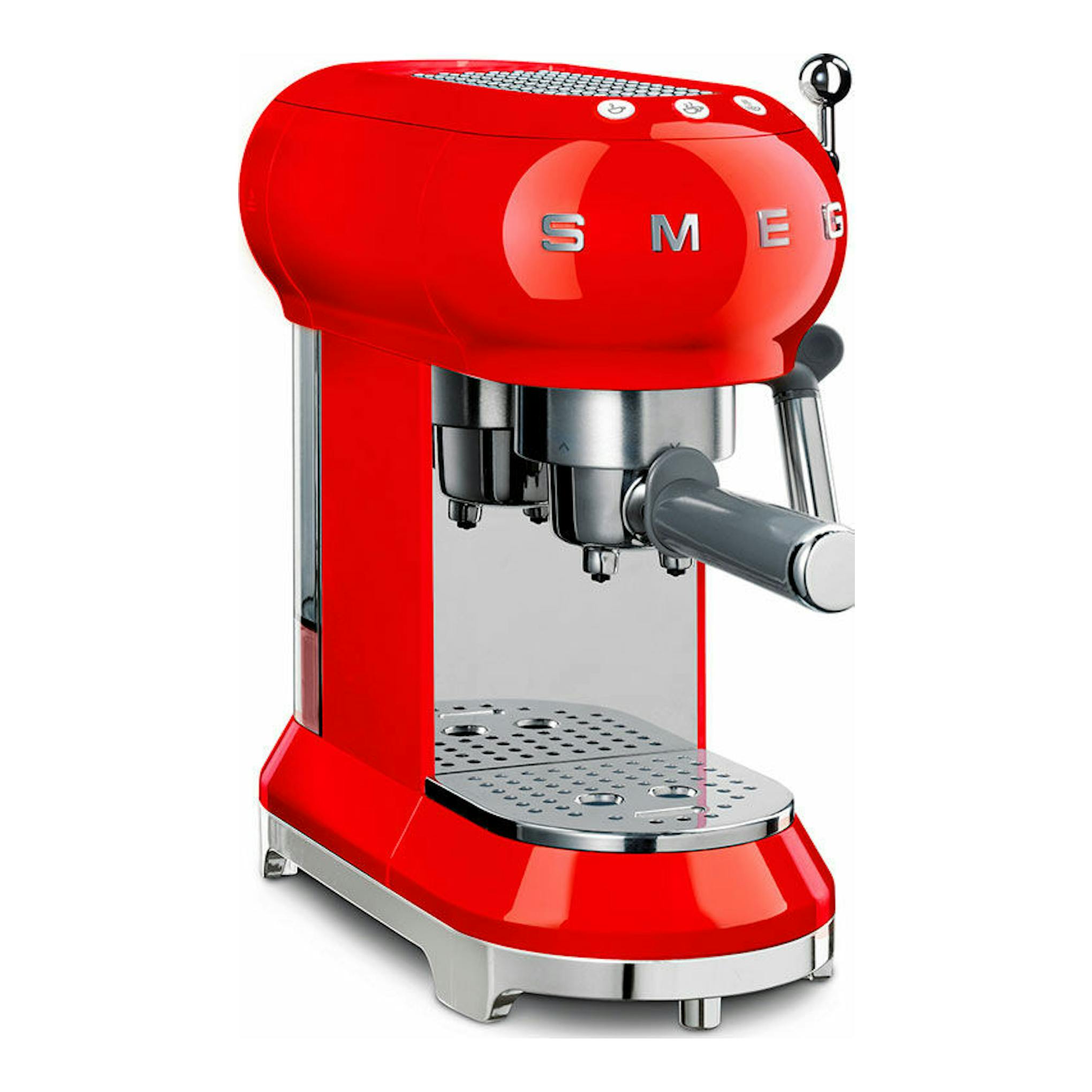 Cafetera espresso Smeg ECF01RDEU roja, vista frontal en tres cuartos, con portafiltro y base de acero.