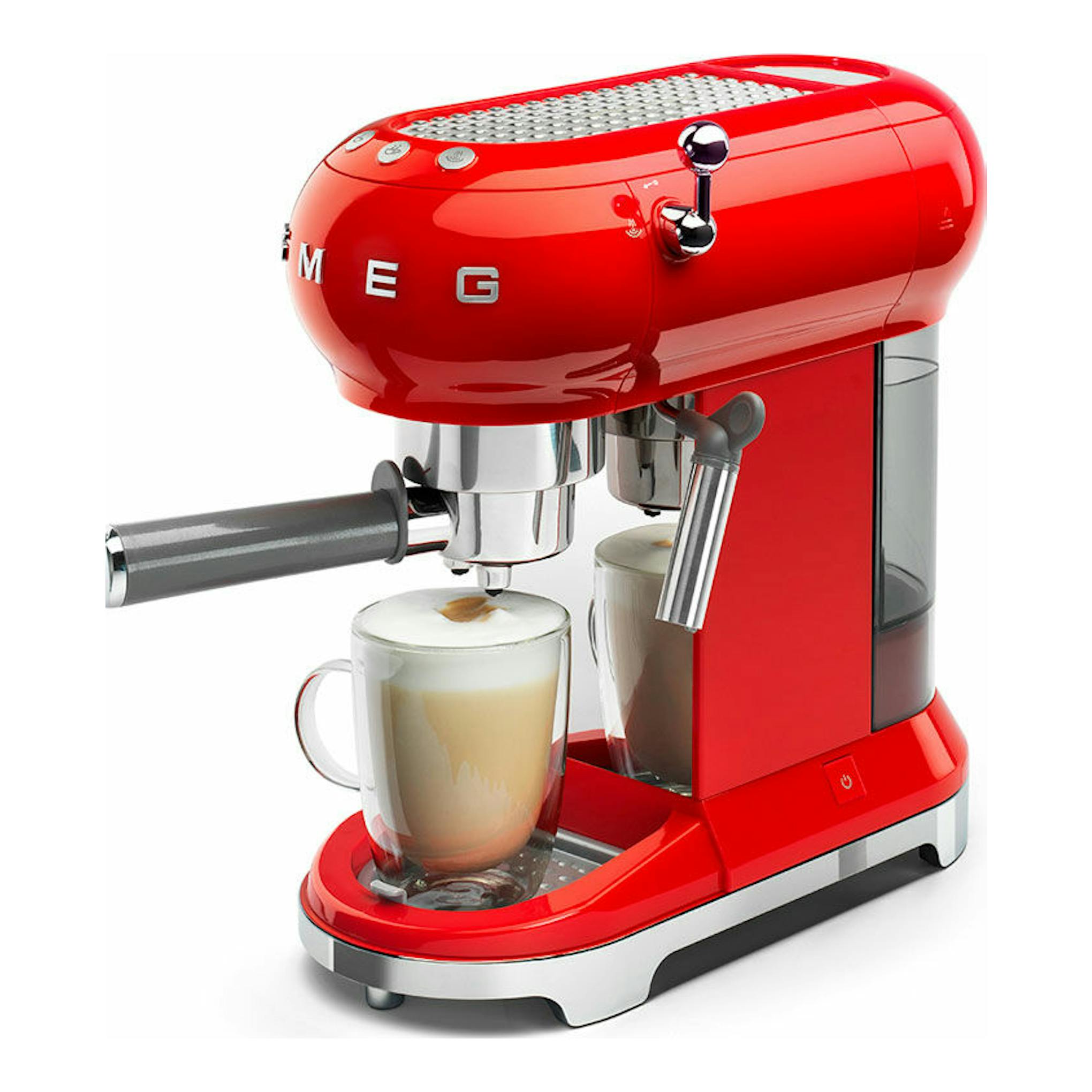 Cafetera espresso Smeg ECF01 roja, vista frontal tres cuartos, con taza bajo el portafiltro.