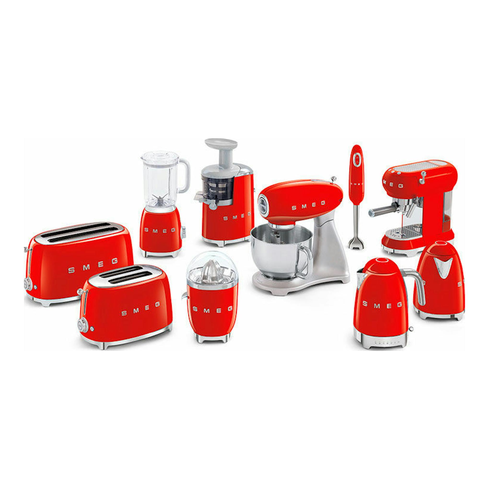 Cafetera espresso Smeg ECF01RDEU roja, vista frontal, en un conjunto de electrodomésticos Smeg rojos.