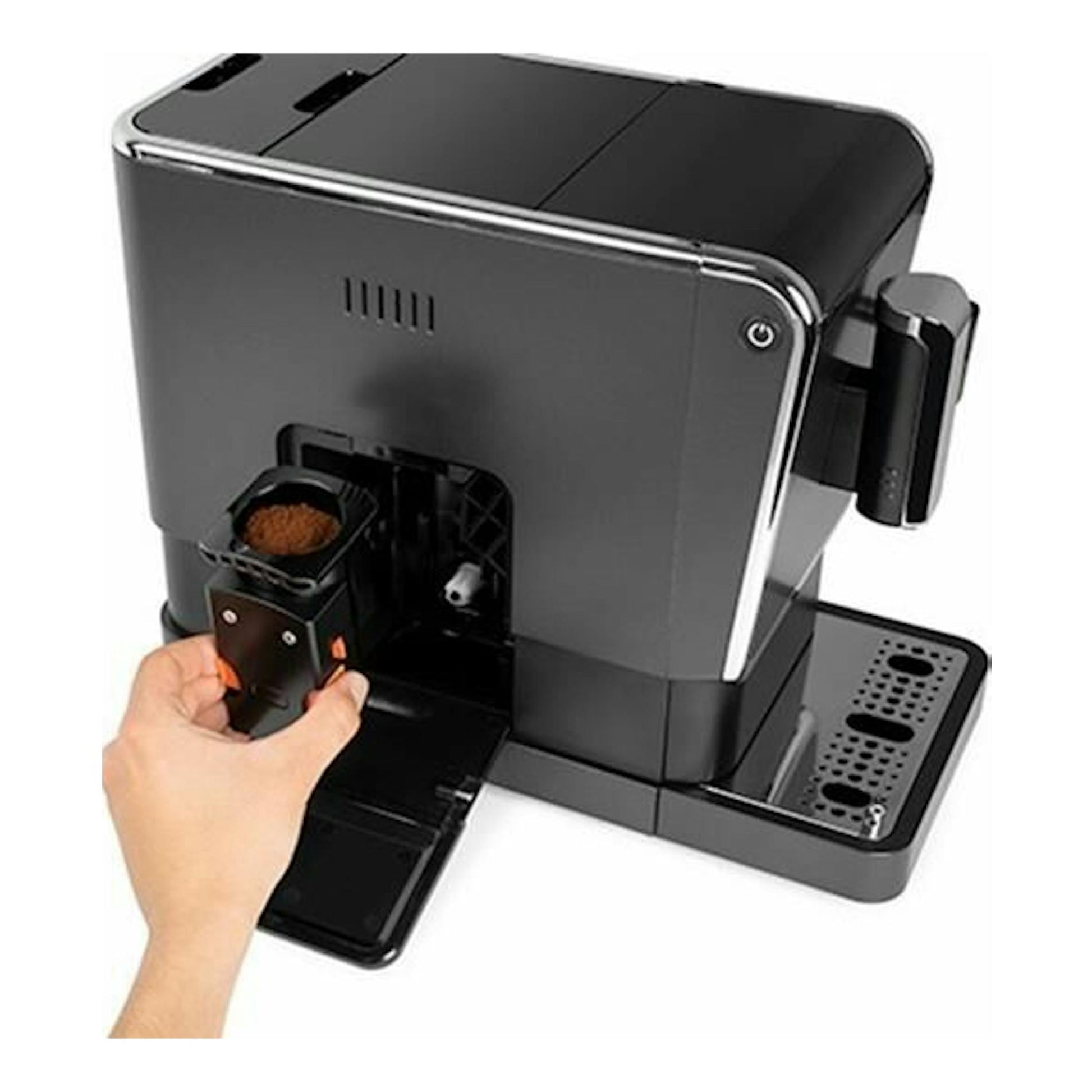 Cafetera espresso Solac CA4810 automática negra, vista lateral, con una mano insertando el portafiltro.