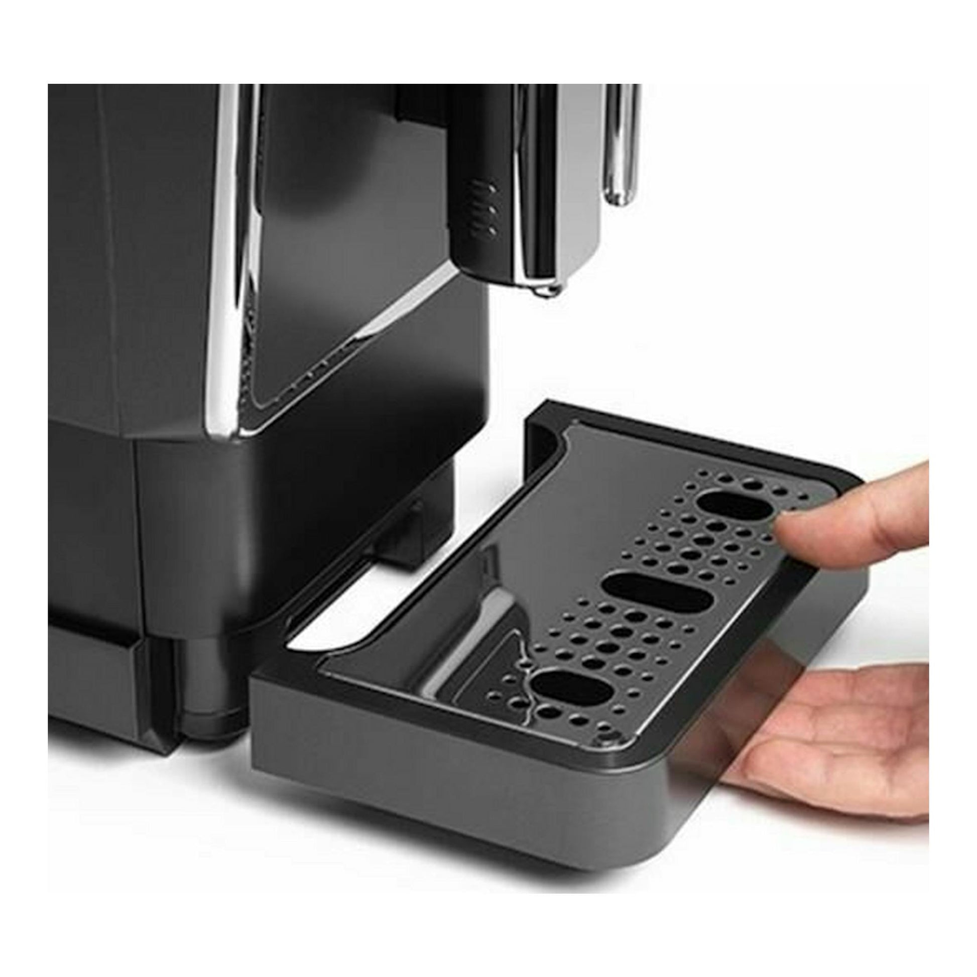 Cafetera espresso Solac CA4810 negra, vista lateral, con bandeja extraíble retirada por una mano.