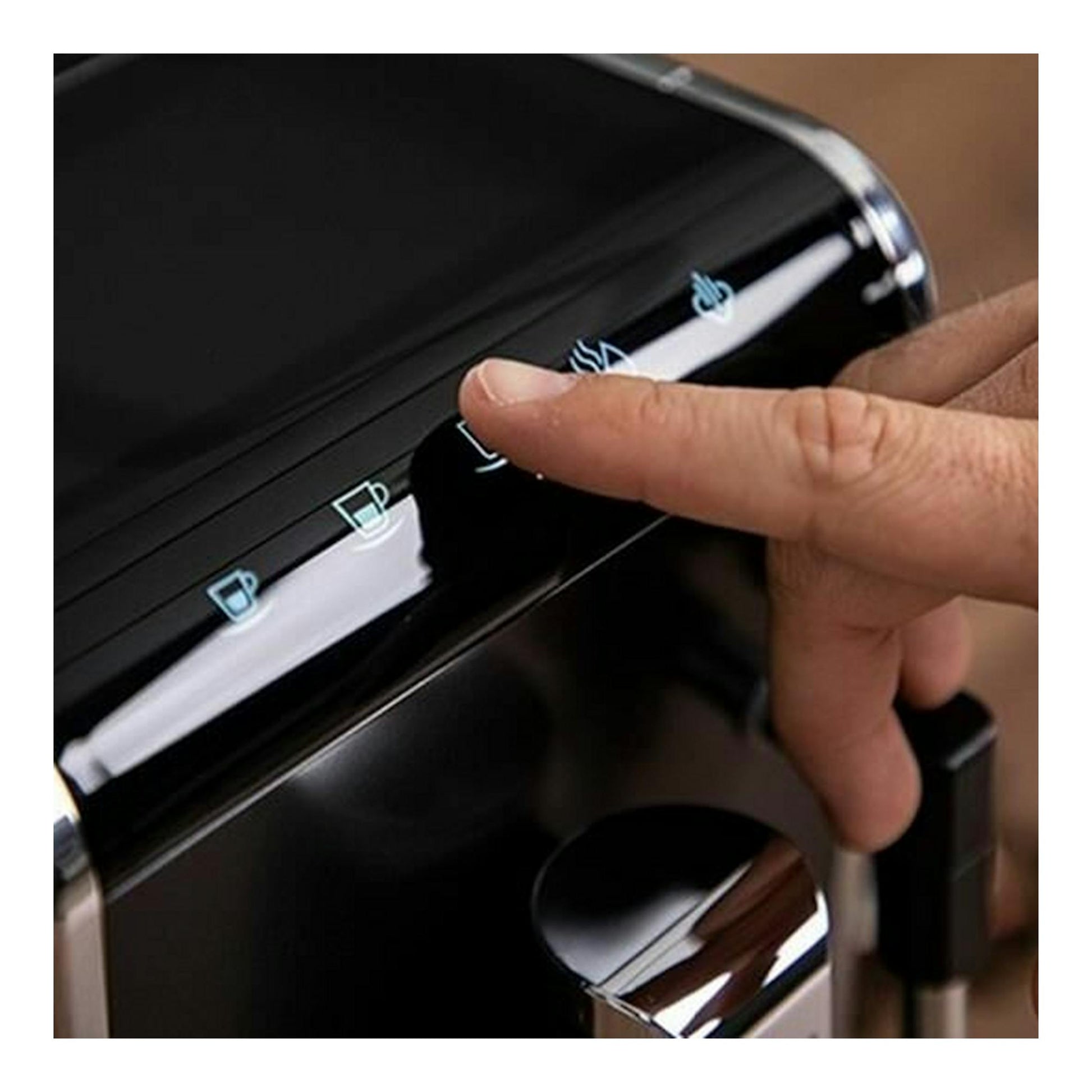 Cafetera espresso Solac CA4810 negra, vista en primer plano, con un dedo pulsando los controles táctiles.