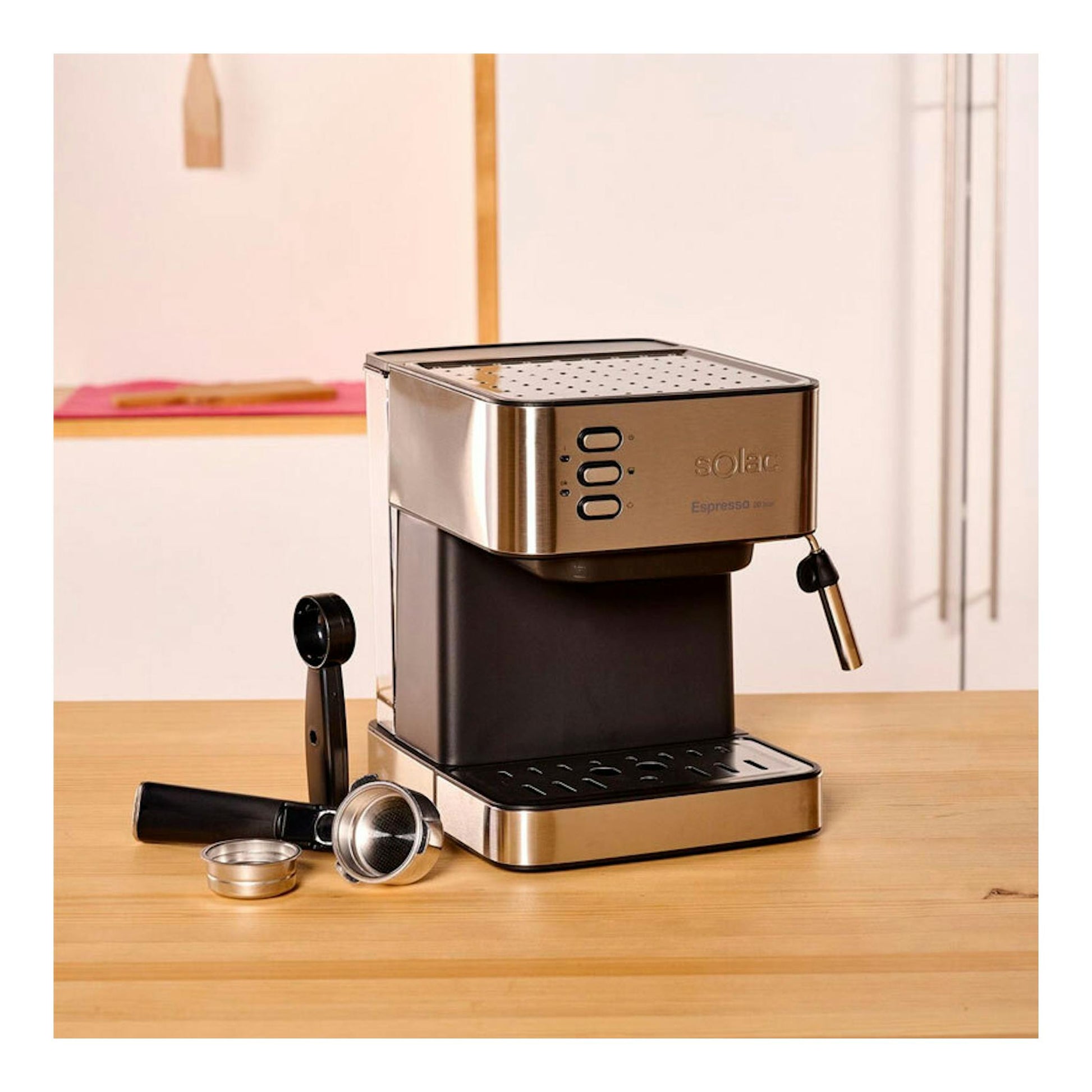 Cafetera espresso Solac CE4481 negra y acero inoxidable, vista frontal sobre mesa, con portafiltro y accesorios.