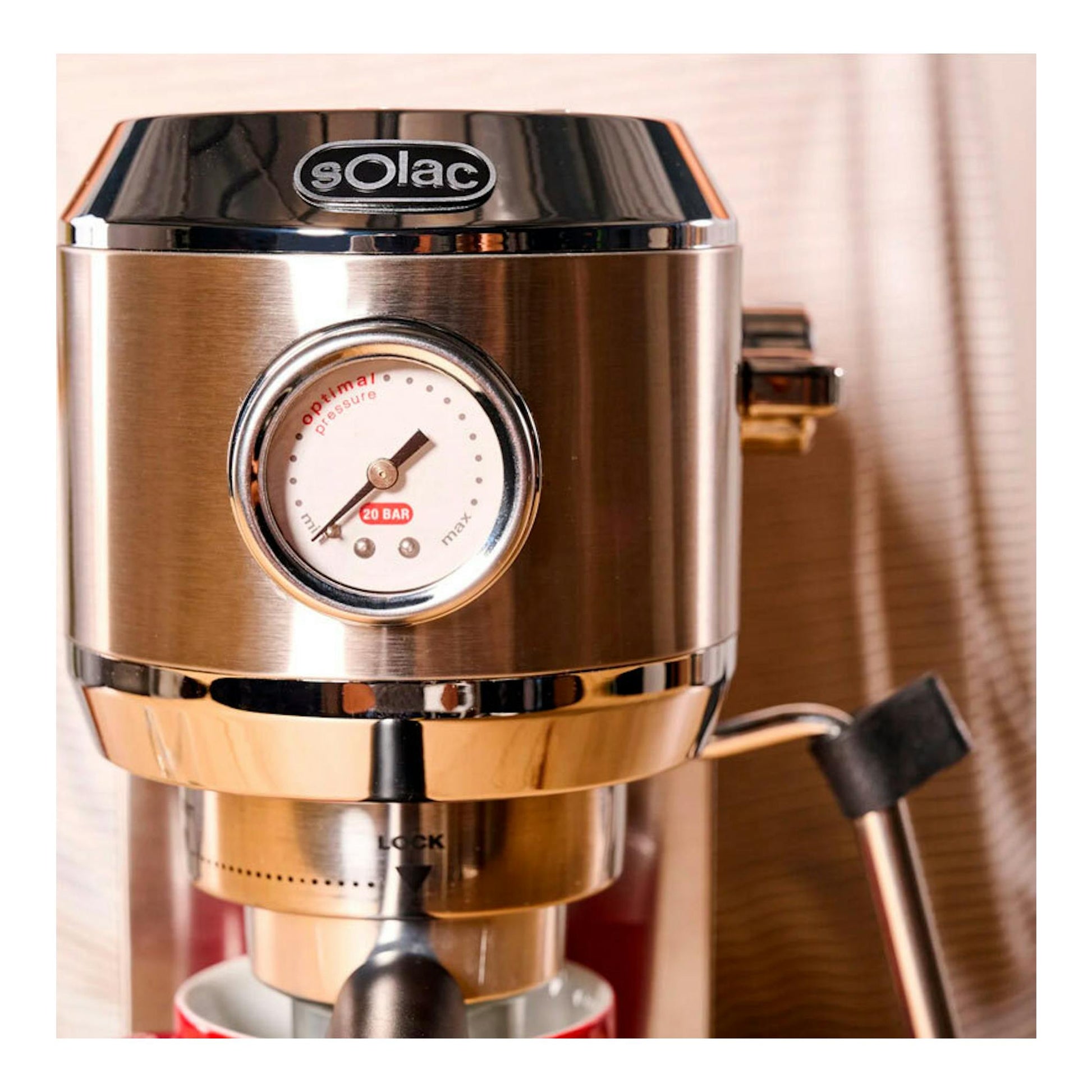 Cafetera espreso Solac CE4520 de acero inoxidable, vista frontal, con manómetro central y mango lateral.