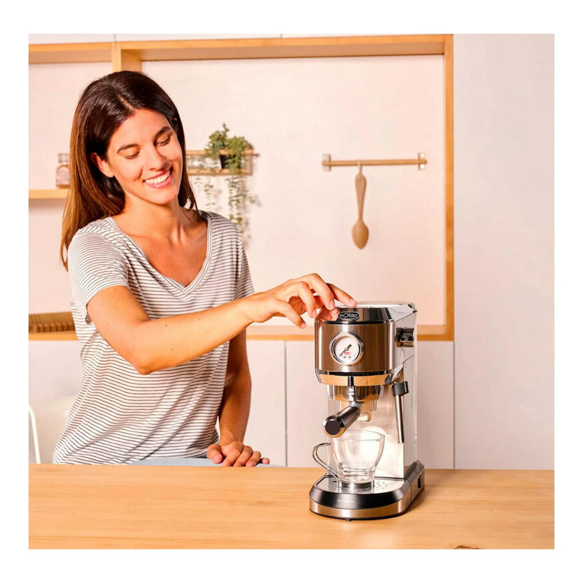 Cafetera espresso Solac CE4520 de acero inoxidable, vista frontal, con una taza bajo el portafiltro.