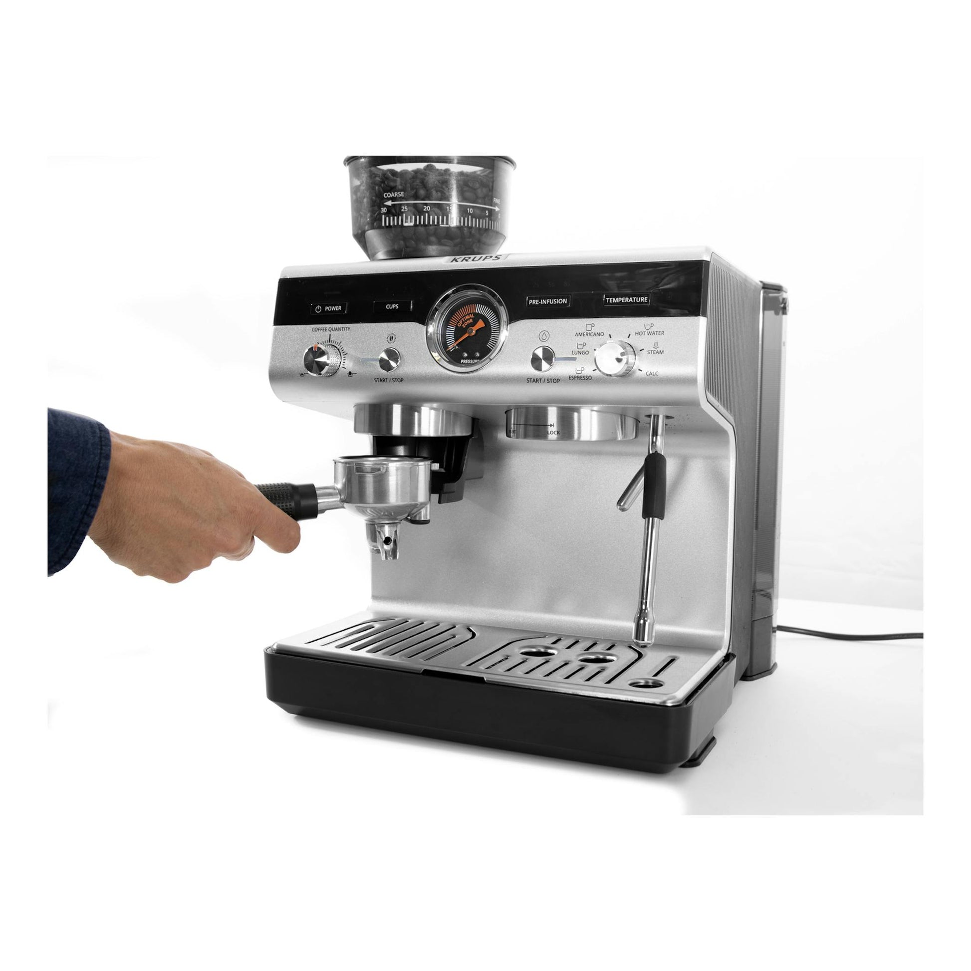 Krups XP801T10, cafetera espresso plateada con molinillo integrado, vista frontal en tres cuartos.