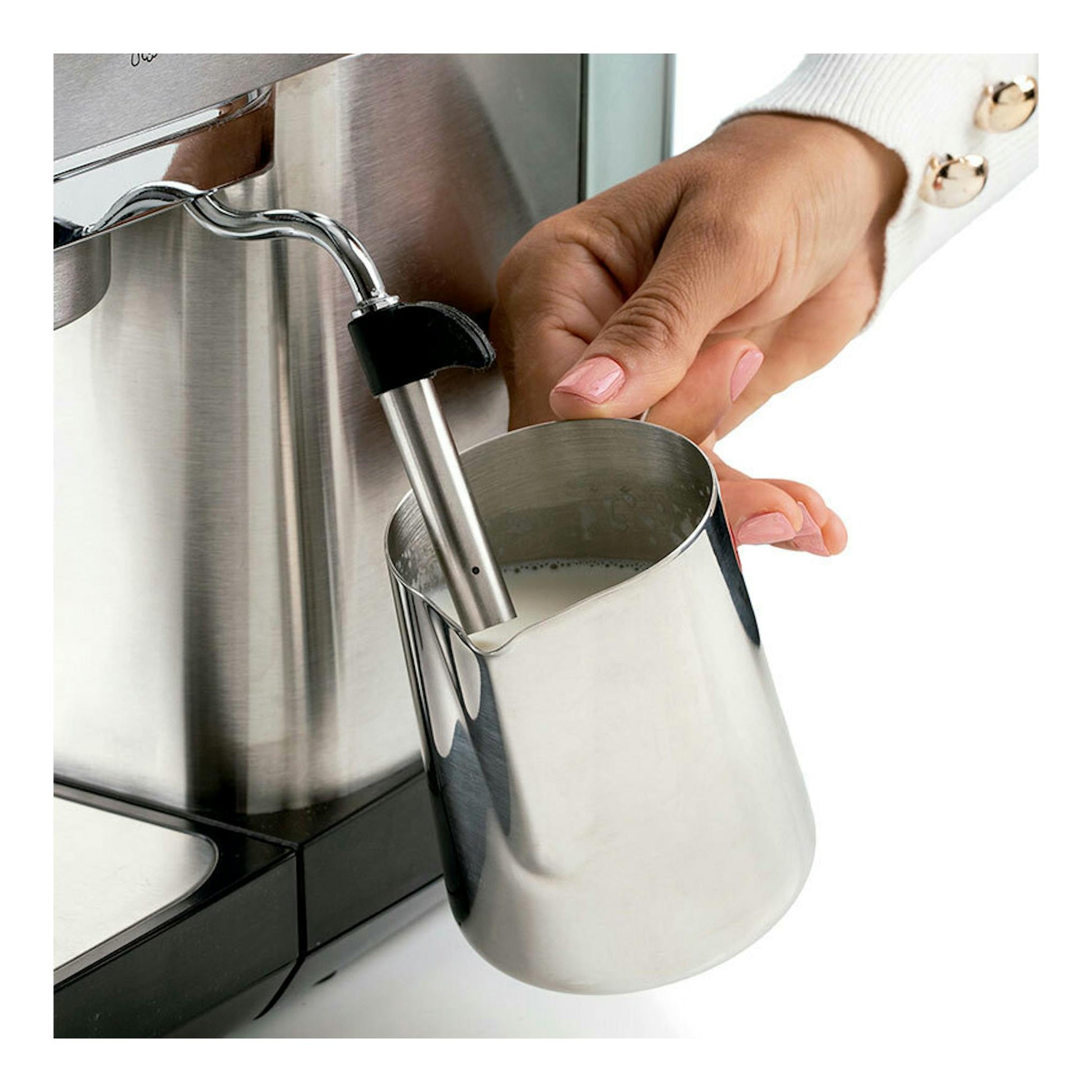 Cafetera espresso Ariete Slim de metal, vista en detalle, con varilla vaporizadora en una jarra de acero.