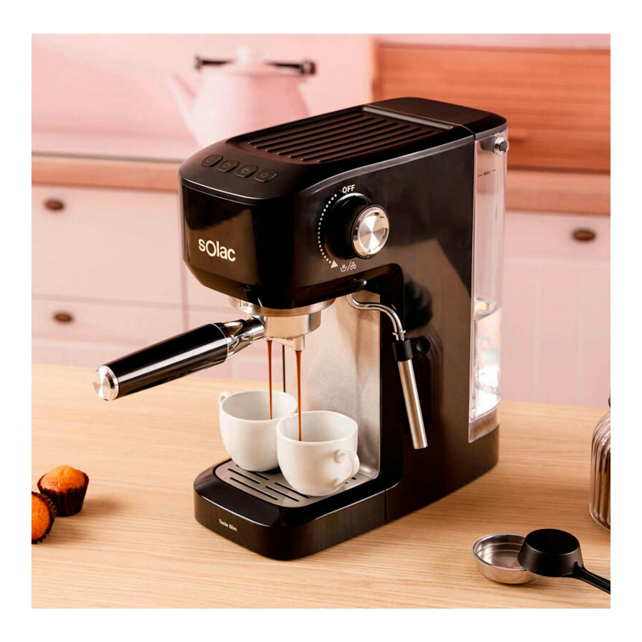 Cafetera espresso Solac CE4511 negra, vista frontal izquierda, con dos tazas sirviendo café.
