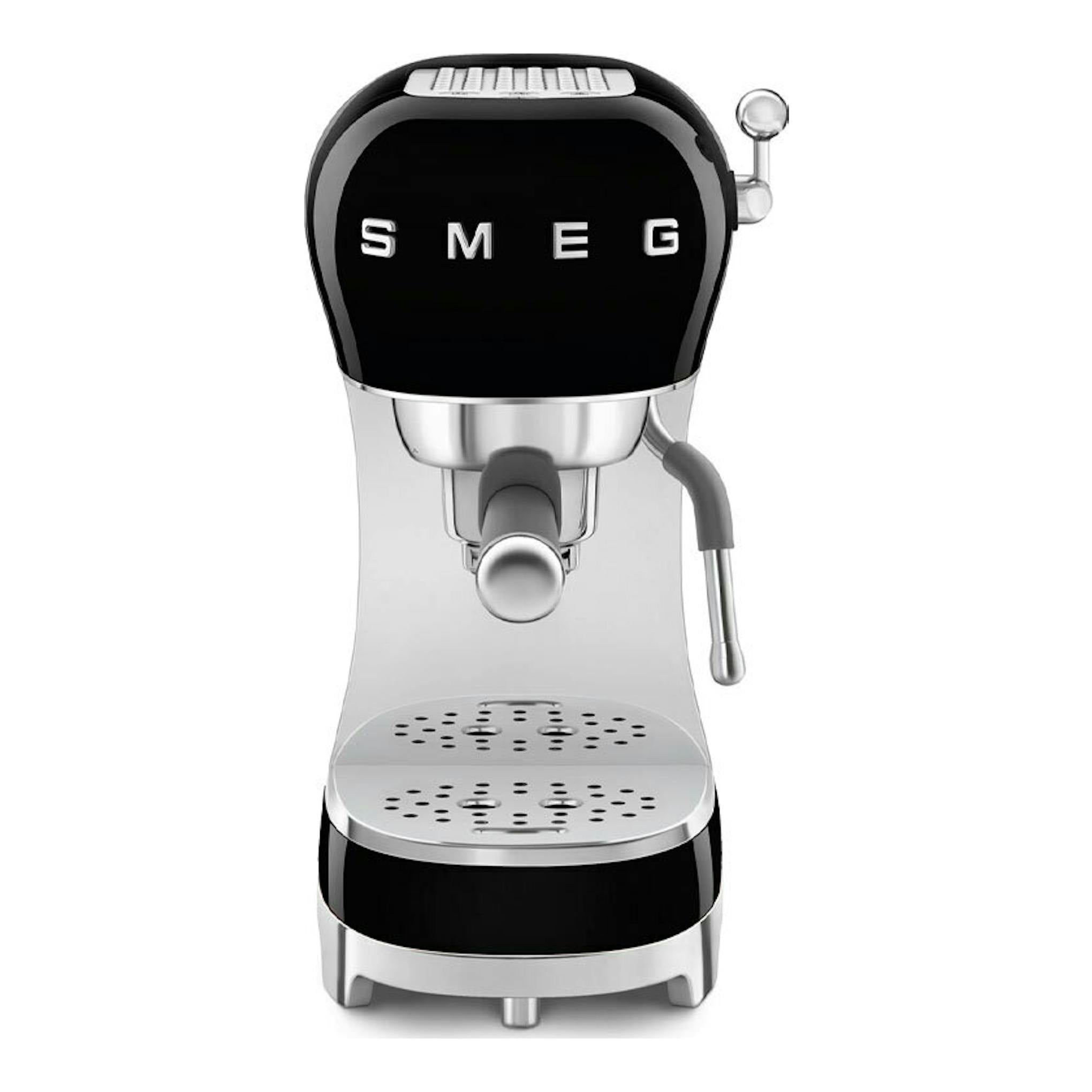 Cafetera espresso Smeg ECF02BLEU negra, vista frontal, con portafiltro y bandeja metálica.