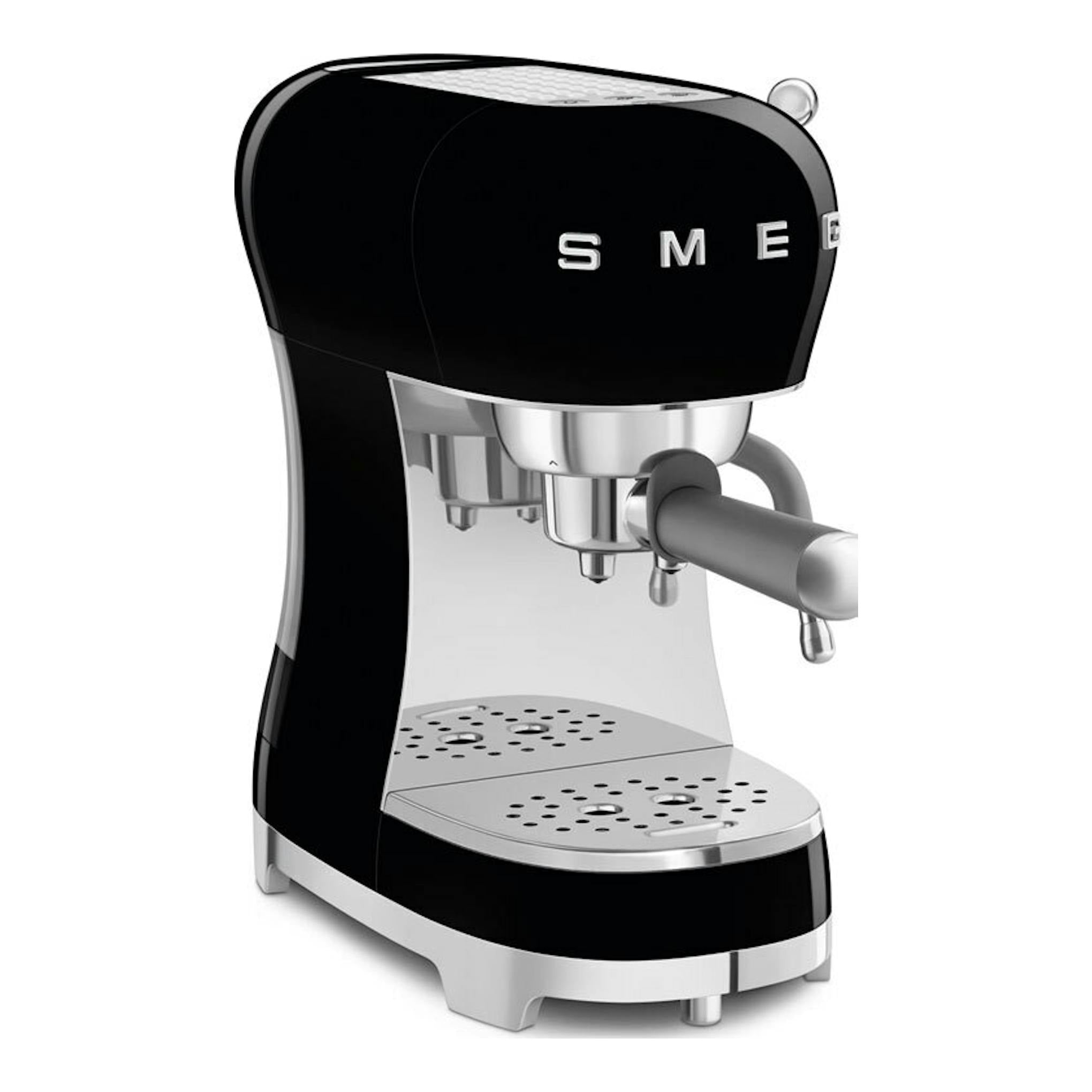 Cafetera expreso Smeg ECF02BLEU negra, vista frontal en 3/4, con portafiltro y bandeja metálica.