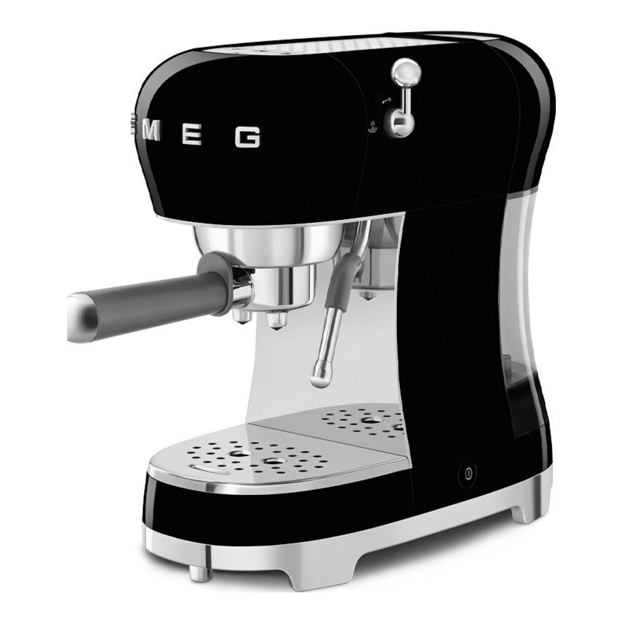 Cafetera espresso Smeg ECF02BLEU negra, vista frontal en tres cuartos, con portafiltro y vaporizador.