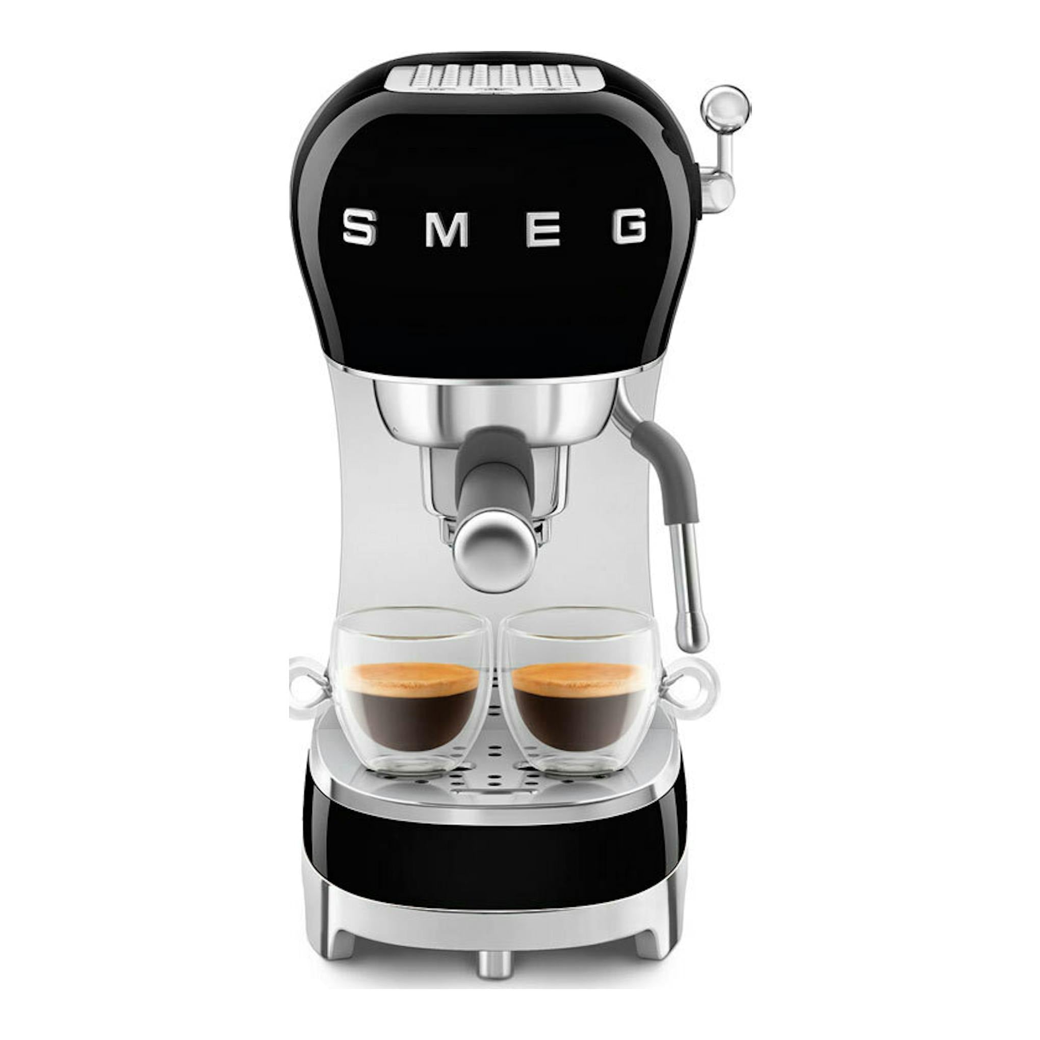 Cafetera espresso Smeg ECF02BLEU negra, vista frontal, con dos tazas de café sobre la bandeja.