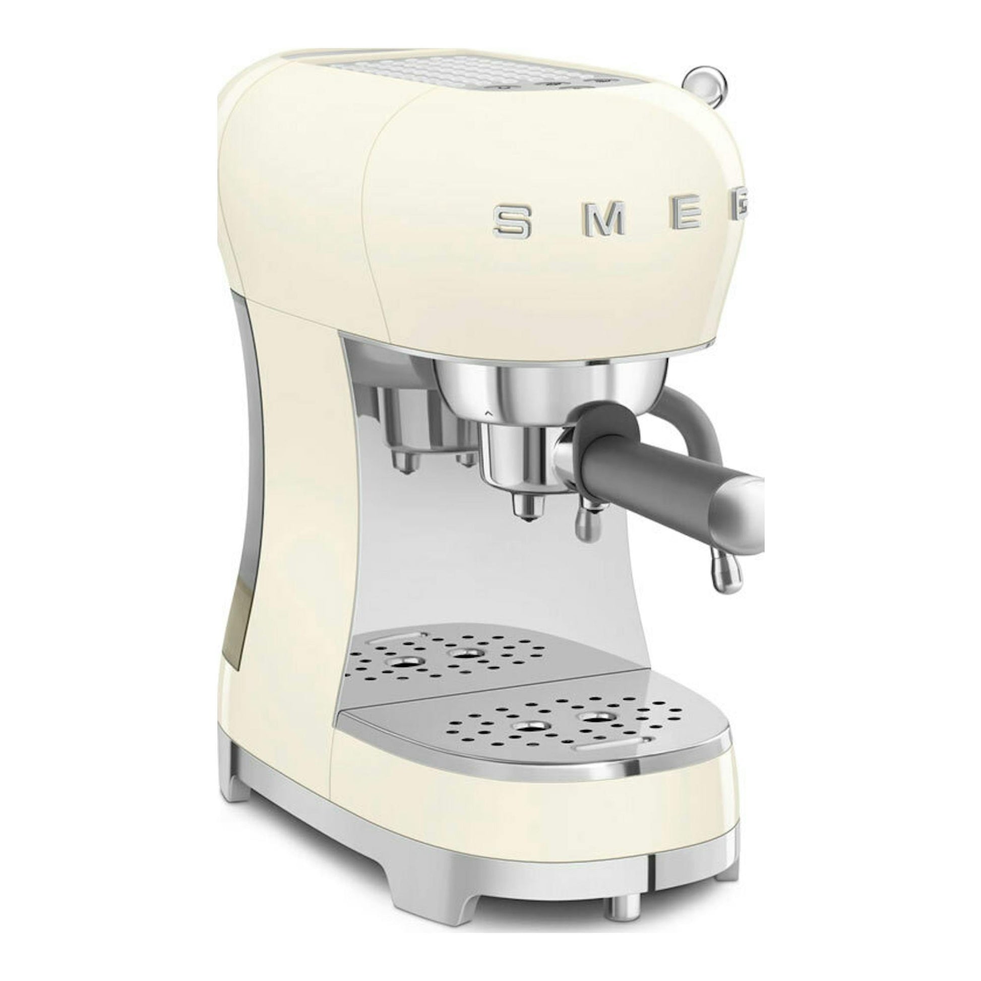 Cafetera espresso Smeg ECF02CREU crema, vista frontal de tres cuartos, con portafiltro y bandeja metálica.
