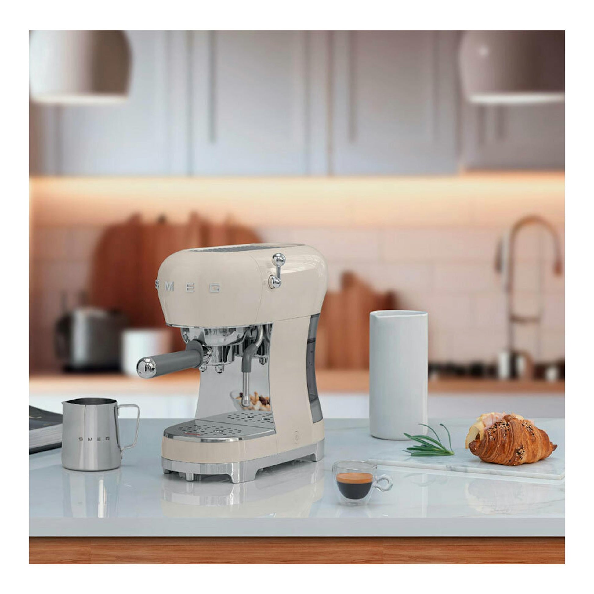 Cafetera espresso Smeg ECF02CREU crema, vista frontal sobre encimera de cocina.