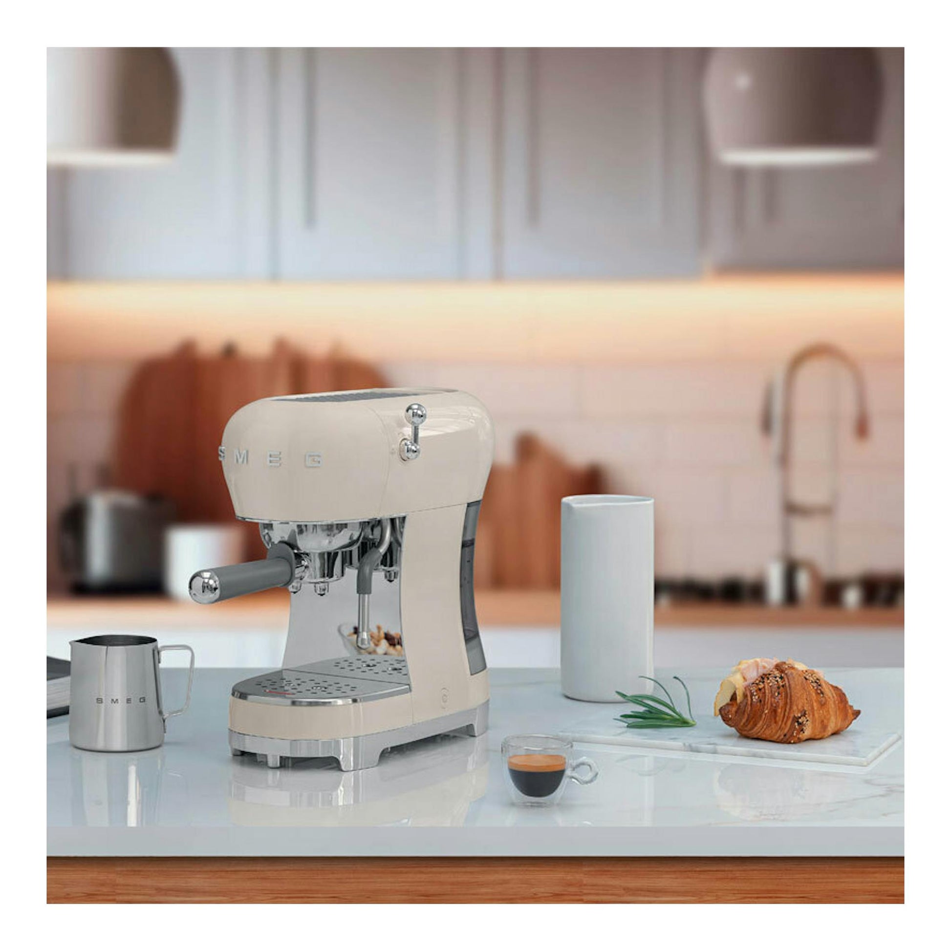 Cafetera espresso Smeg ECF02CREU color crema, vista frontal de tres cuartos, sobre encimera de cocina.