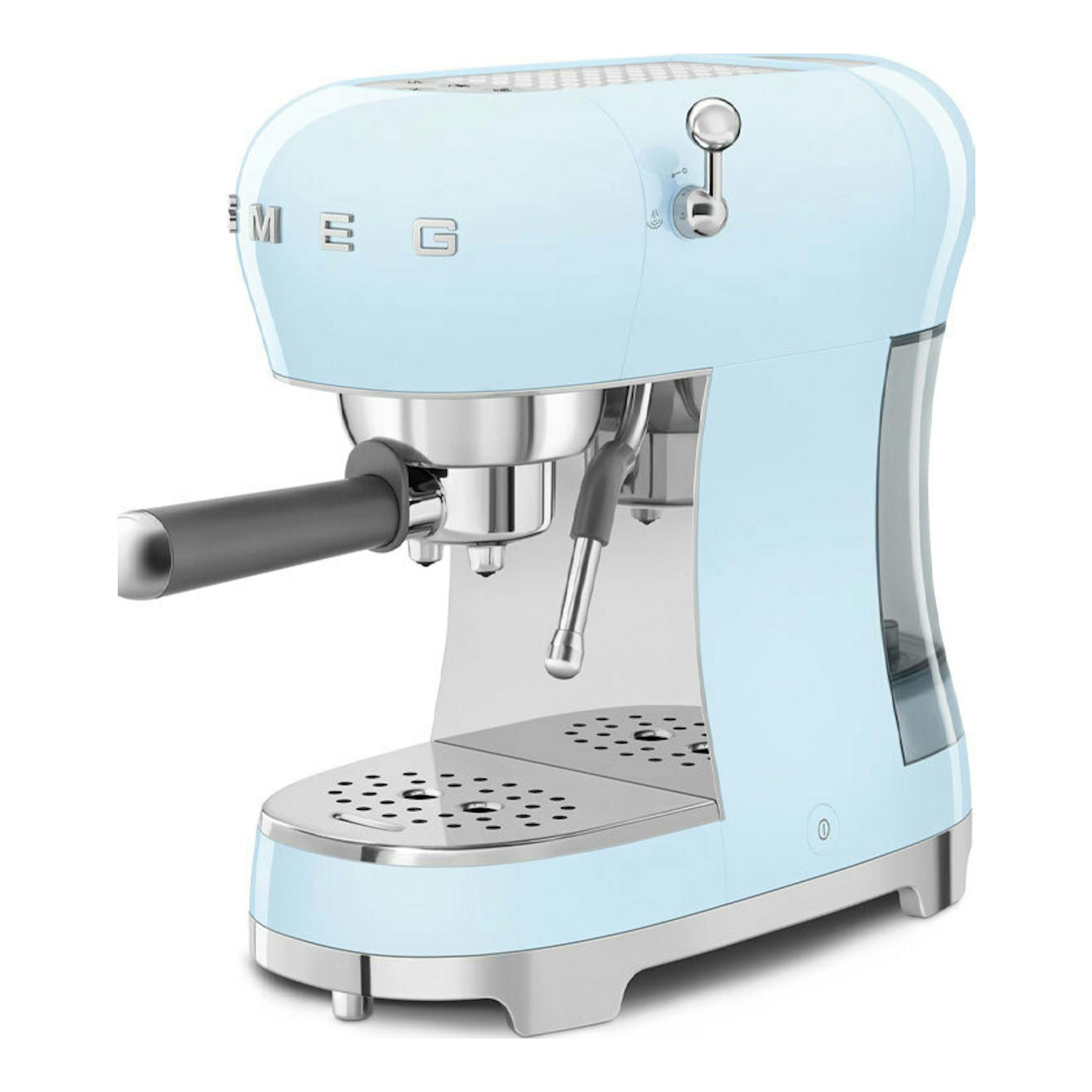Cafetera espresso Smeg ECF02PBEU azul claro, vista frontal en 3/4, con portafiltro y vaporizador.