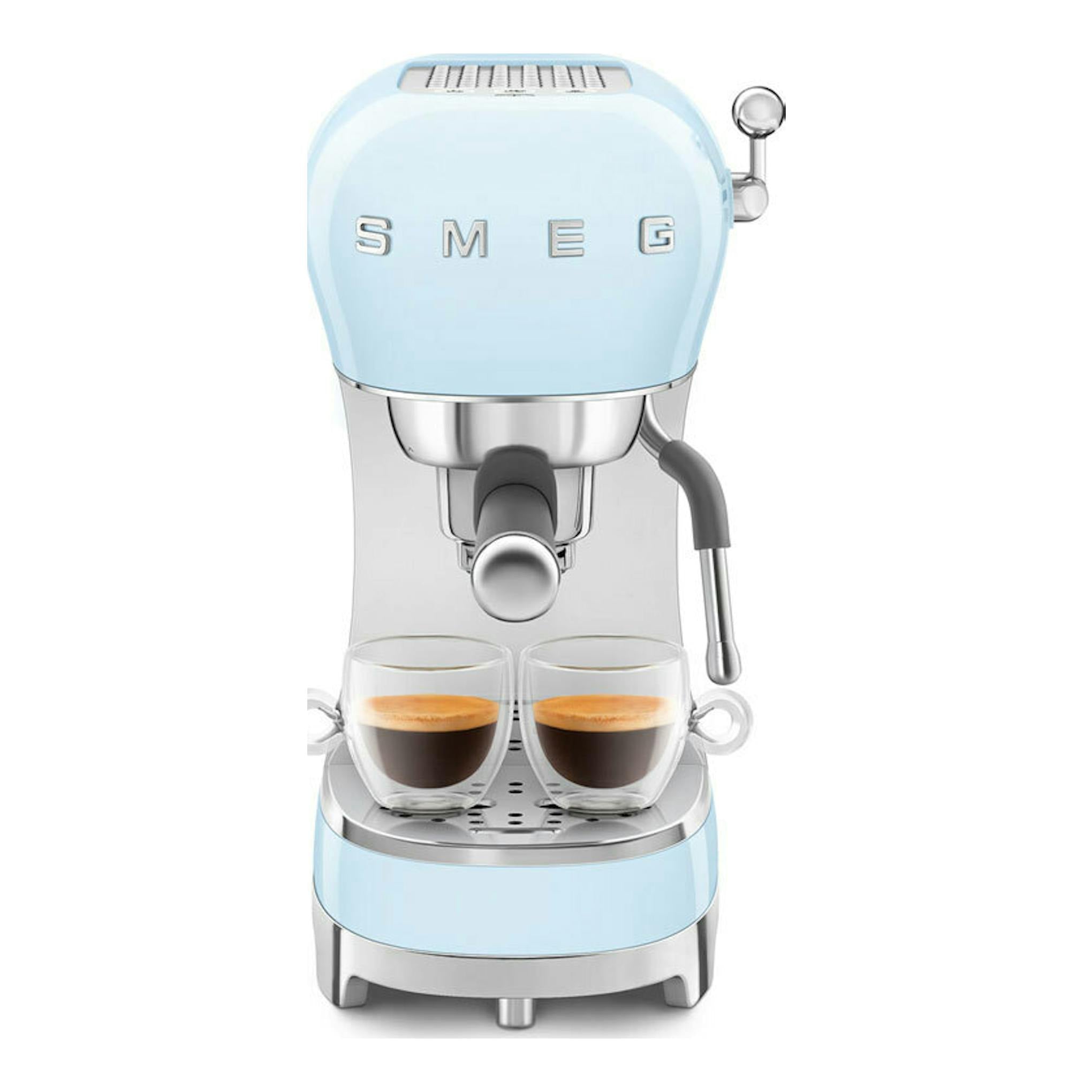Cafetera espresso Smeg ECF02PBEU azul claro, vista frontal, con dos tazas sobre la bandeja.