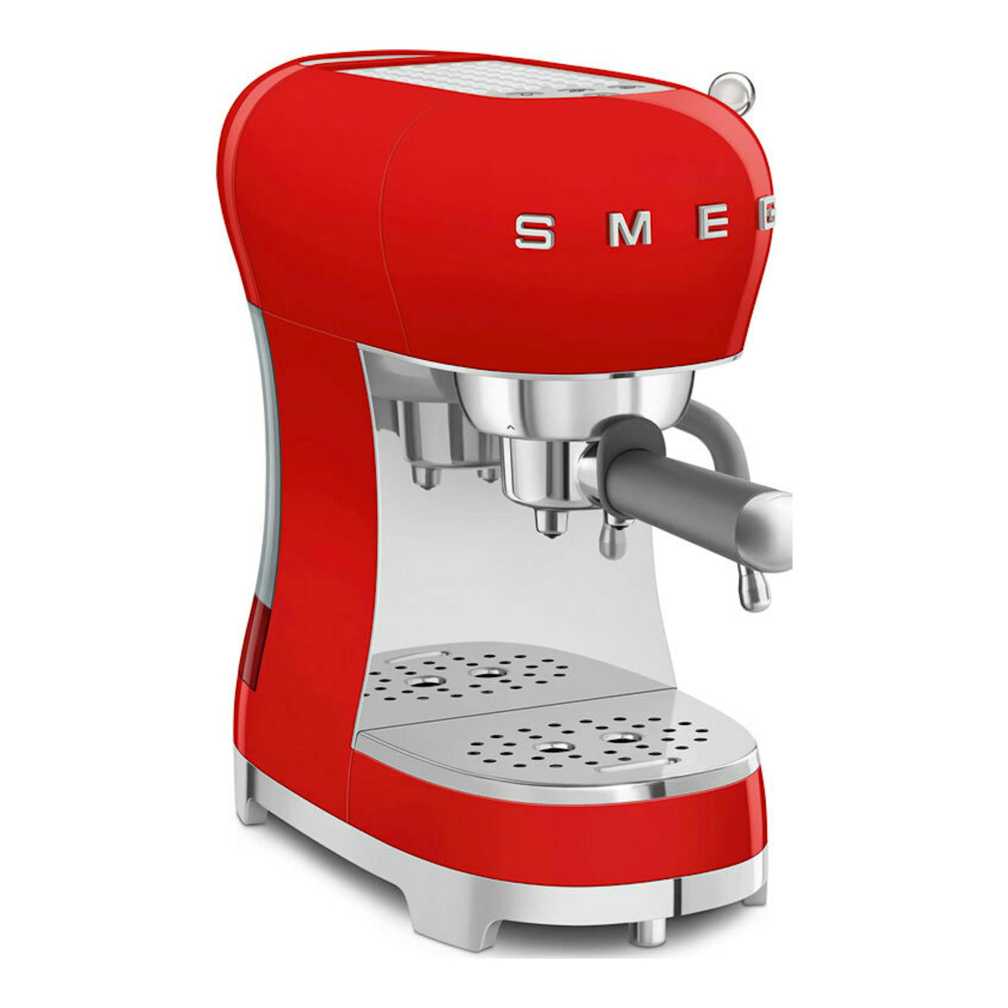 Cafetera espresso Smeg ECF02RDEU roja, vista frontal en ángulo, con portafiltro y bandeja metálica.