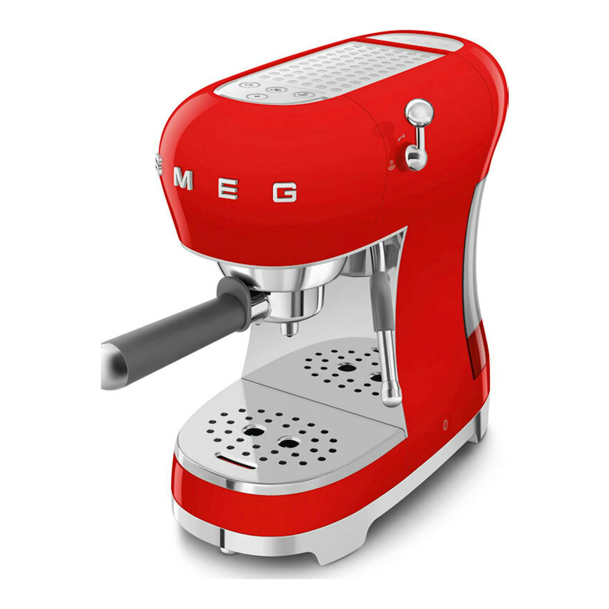 Cafetera espresso Smeg ECF02RDEU roja, vista frontal en tres cuartos, con portafiltro y bandeja metálica.