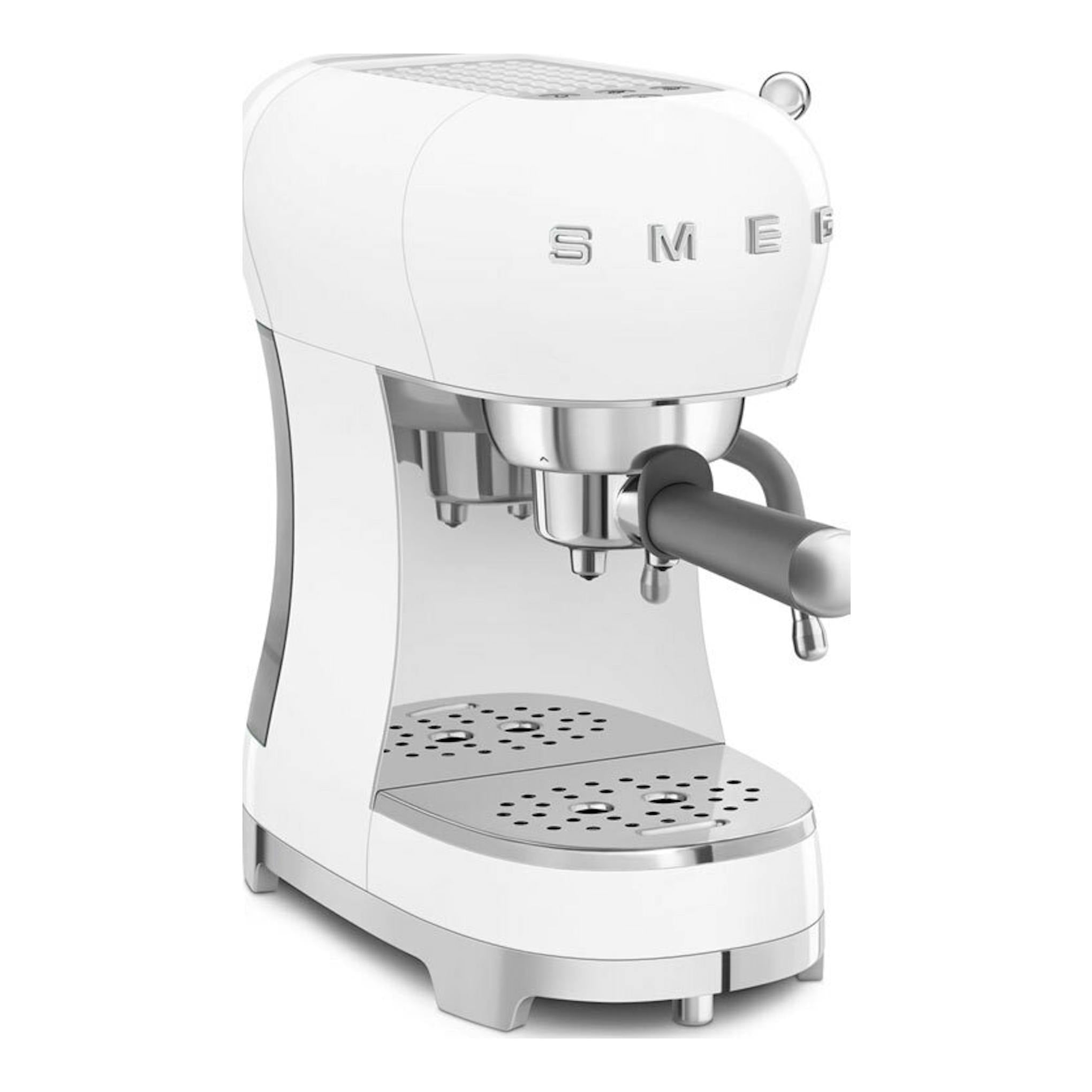 Cafetera expreso Smeg ECF02WHEU blanca, vista frontal en tres cuartos, con portafiltro y bandeja metálica.