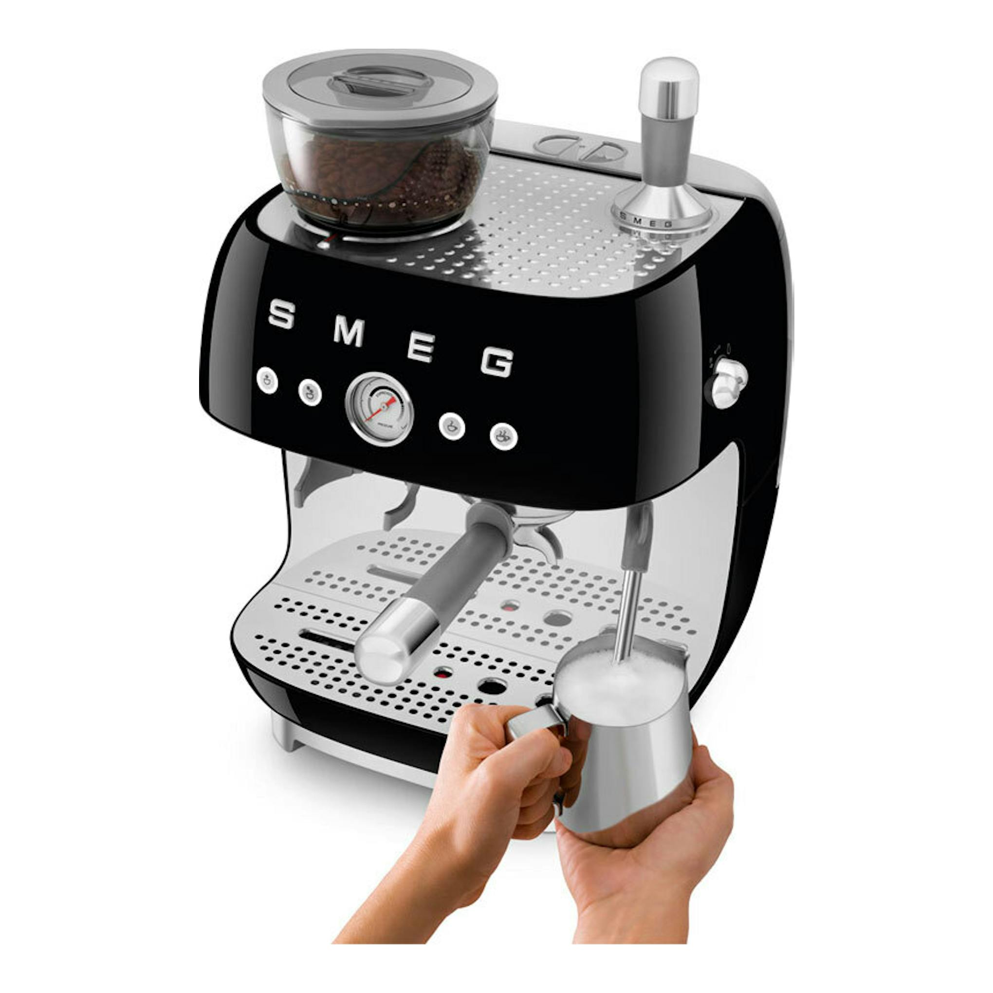 Cafetera espresso Smeg EGF03BLEU negra, vista frontal, con molinillo superior y lanza vaporizadora.