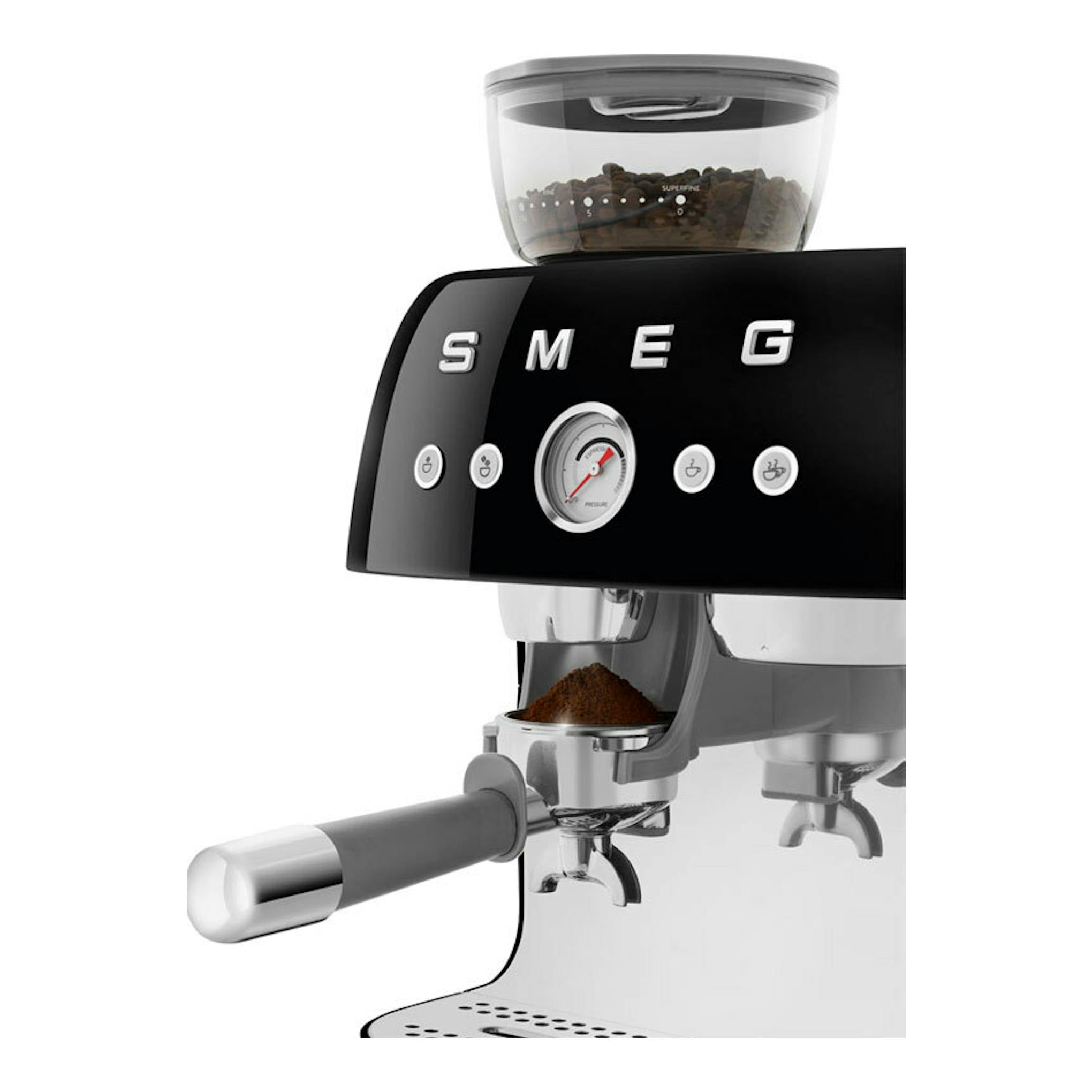 Cafetera expreso Smeg EGF03BLEU negra, vista frontal parcial, con depósito de granos y portafiltro.