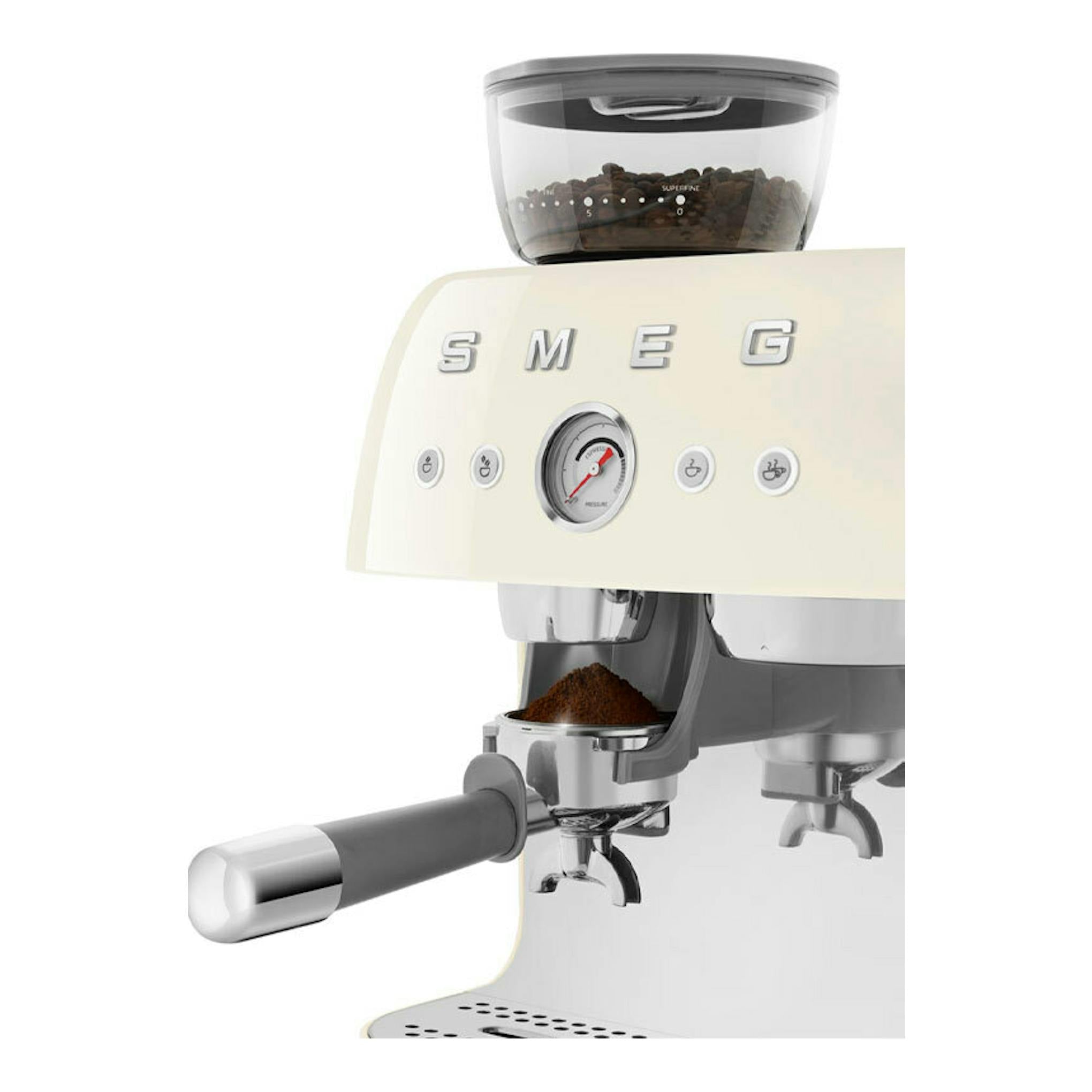 Cafetera espresso Smeg EGF03CREU crema, vista frontal en ángulo, con molino superior y portafiltro.