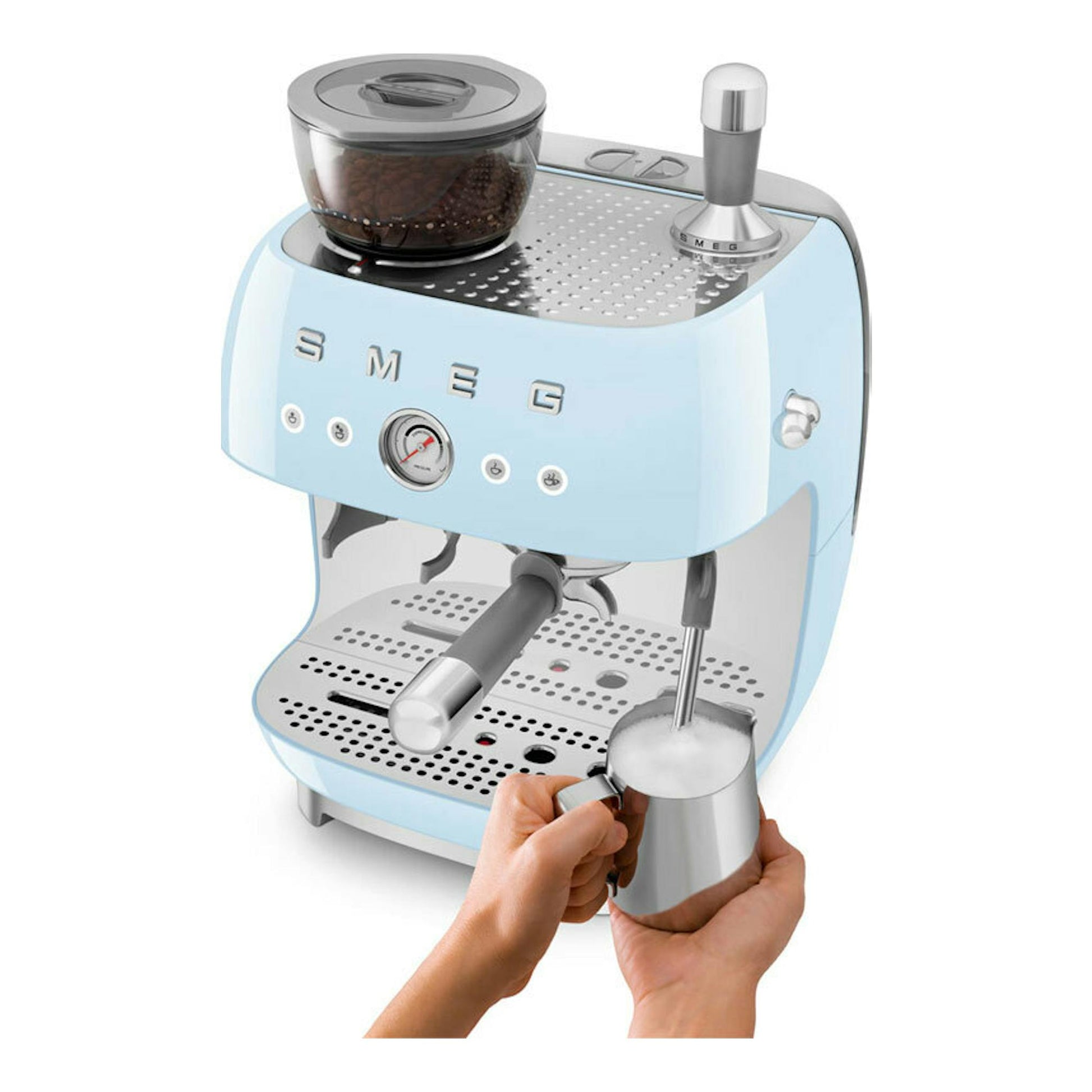 Cafetera espresso Smeg EGF03PBEU azul claro, vista frontal en tres cuartos, con molinillo y mano espumando leche.