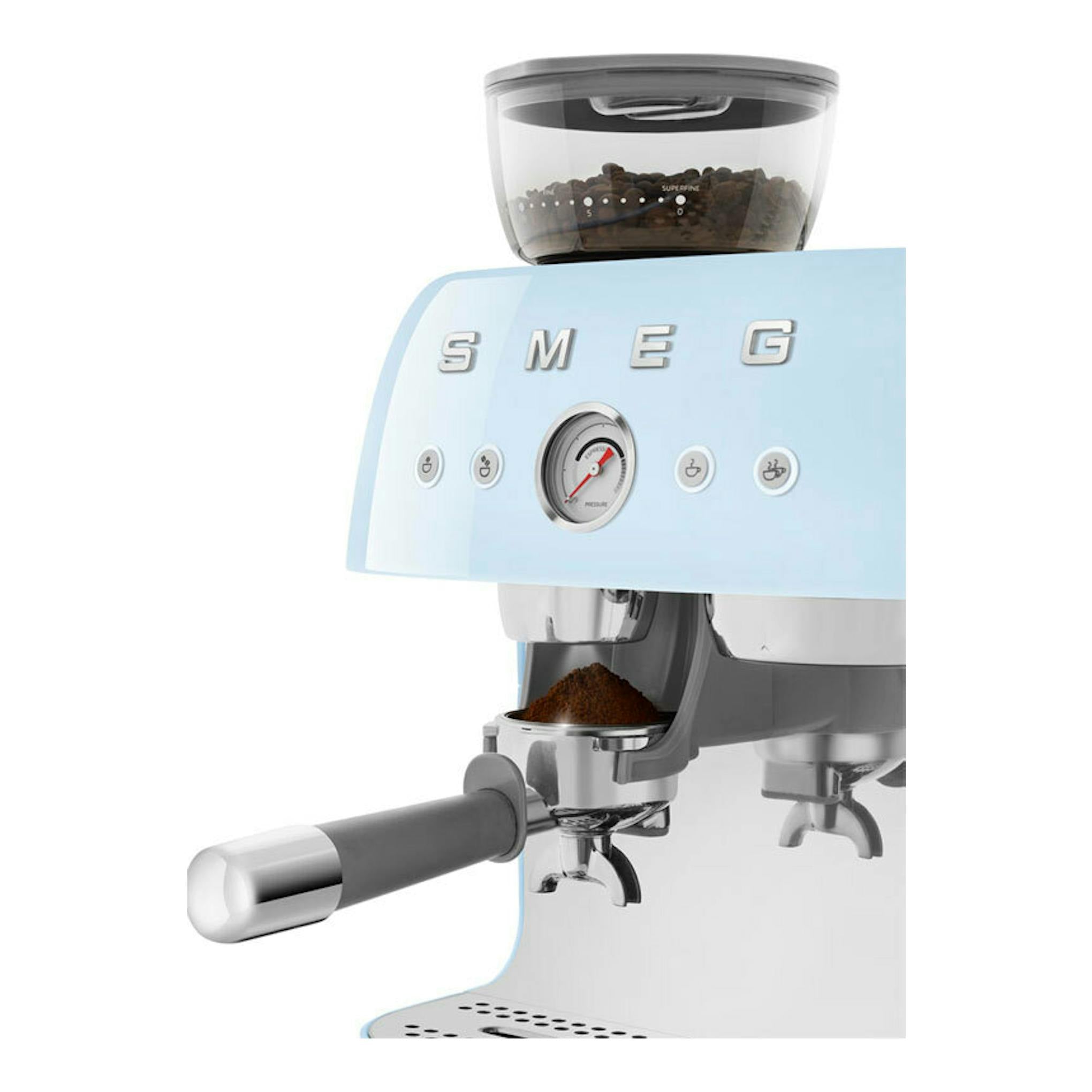 Cafetera espresso Smeg EGF03PBEU azul claro, vista frontal parcial con molinillo y portafiltro.