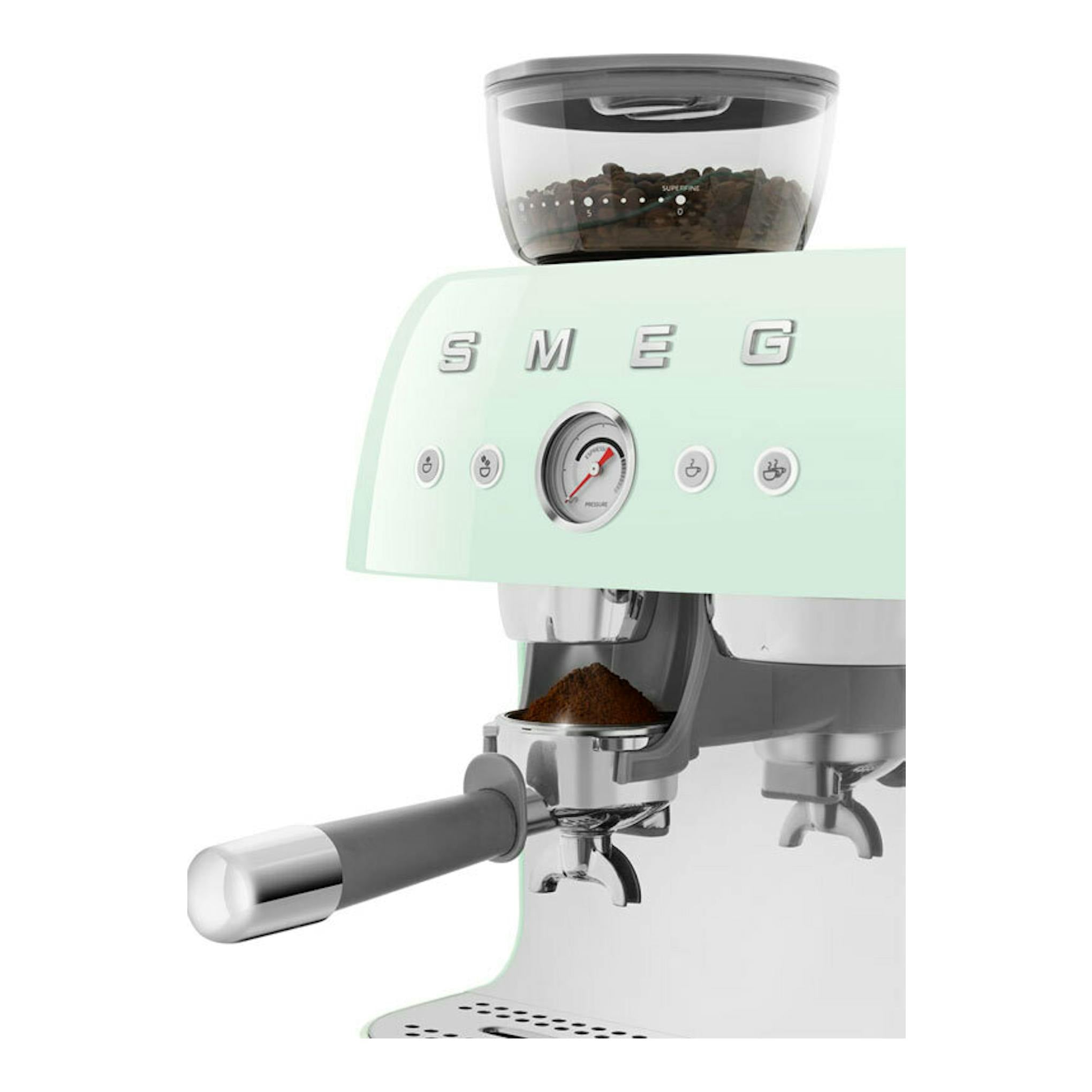 Cafetera espresso Smeg EGF03PGEU verde, vista frontal parcial, con molinillo, manómetro y portafiltro.