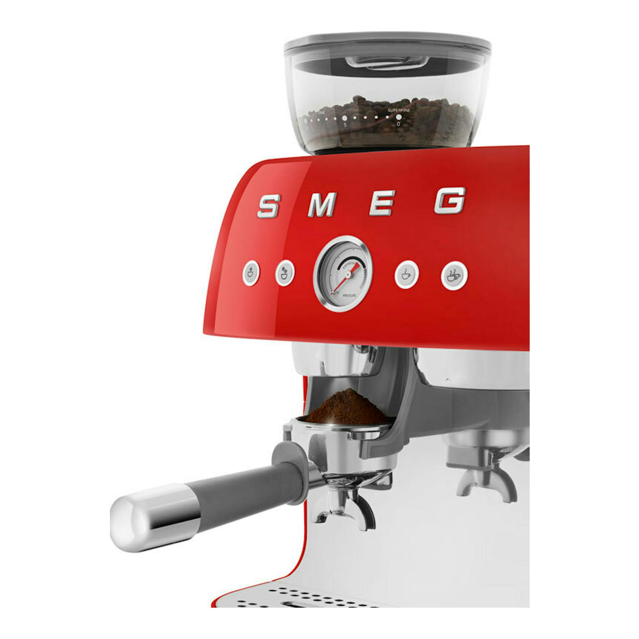 Cafetera espresso Smeg EGF03RDEU roja, vista frontal parcial, con molinillo superior y portafiltro con café.