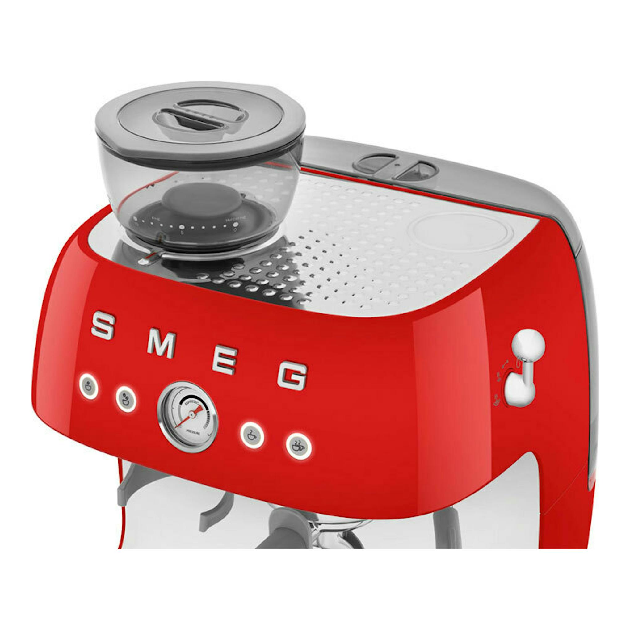 Cafetera espresso Smeg EGF03 roja, vista frontal en ángulo, con depósito superior transparente.