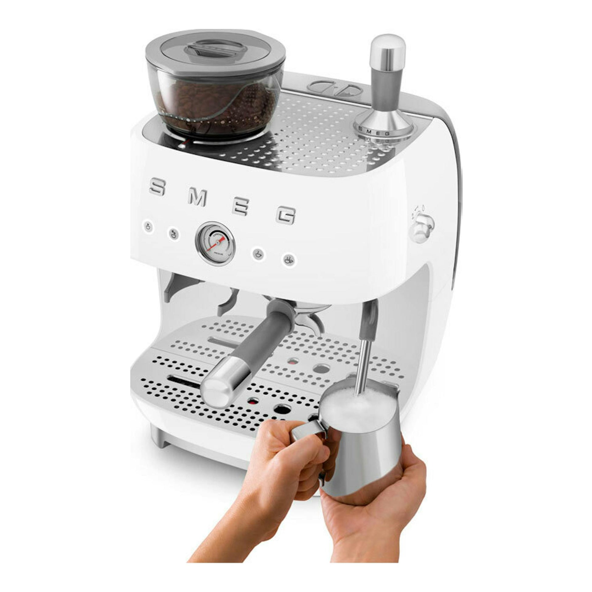 Cafetera espresso SMEG EGF03WHEU blanca, vista frontal en tres cuartos, con molinillo superior y jarra de leche.