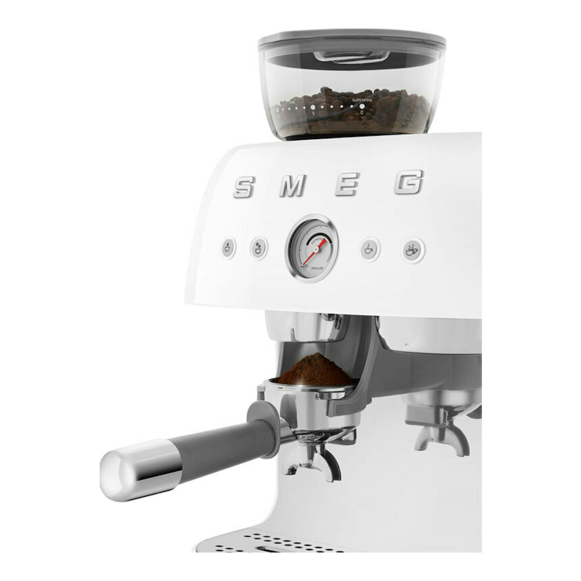 Cafetera espresso Smeg EGF03WHEU blanca, vista frontal derecha, con molinillo y portafiltro.