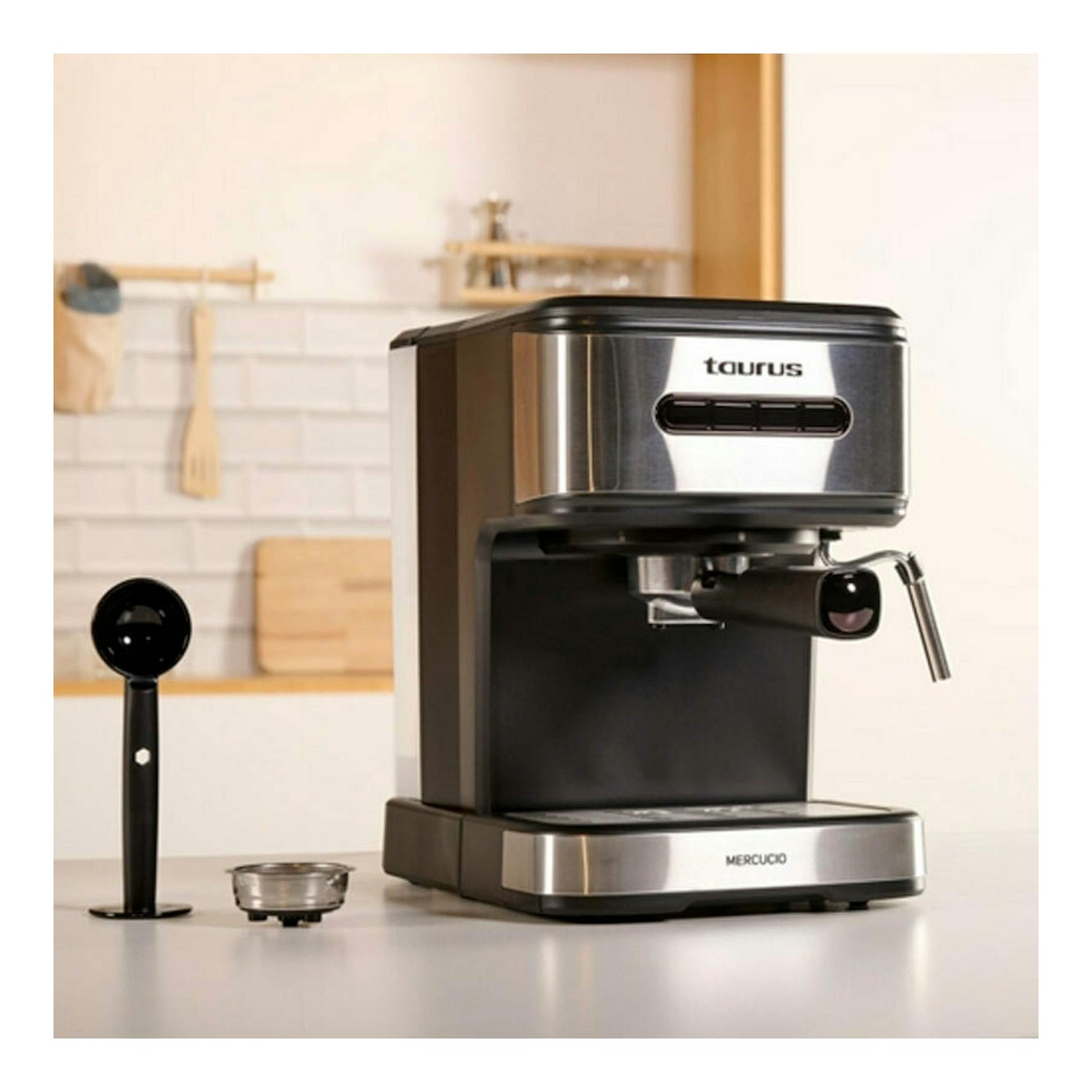 Cafetera espresso Taurus Mercucio negra y acero inoxidable, vista frontal sobre encimera, con portafiltro.