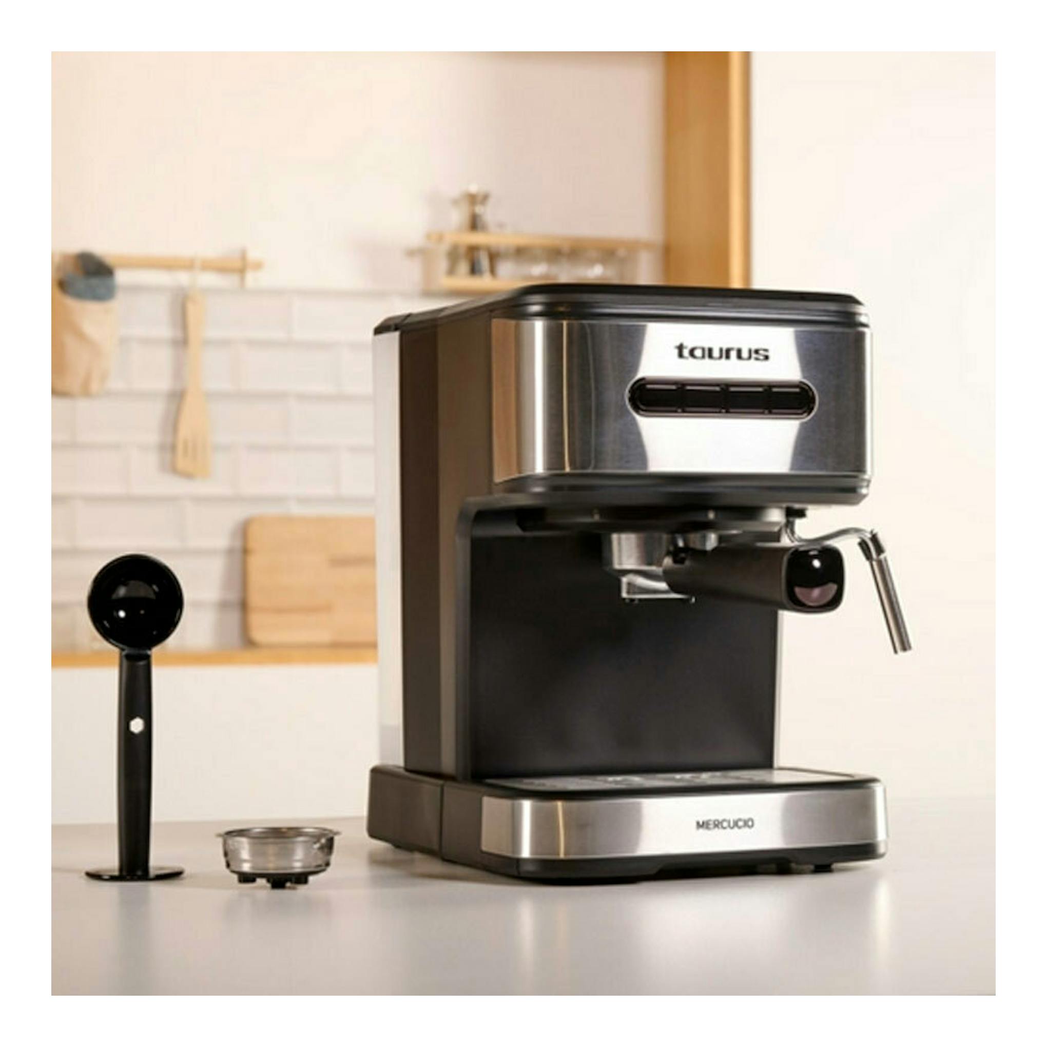 Cafetera espresso Taurus Mercucio negra y acero inoxidable, vista frontal sobre encimera, con portafiltro.
