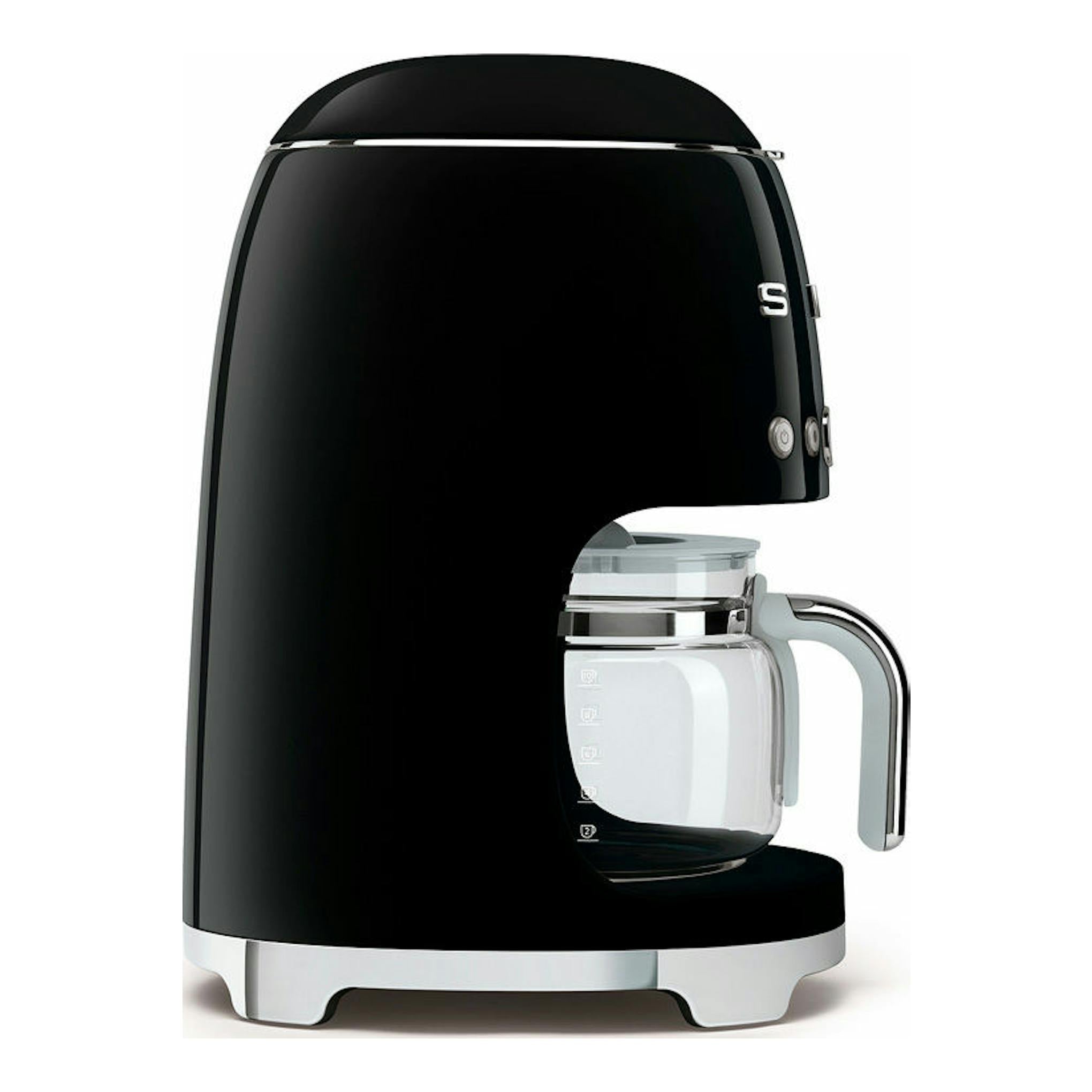 Cafetera de goteo Smeg DCF02 negra, vista frontal, con jarra de vidrio y detalles cromados.