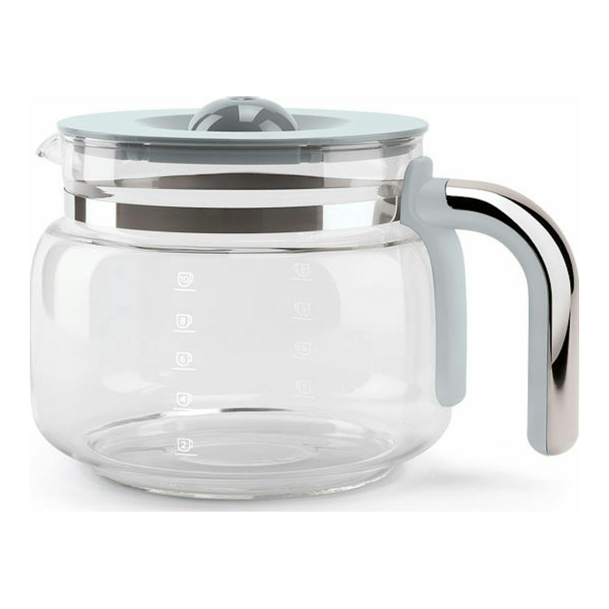 Jarra de vidrio transparente de la cafetera de goteo Smeg DCF02BLEU, con tapa gris y asa cromada, vista lateral.