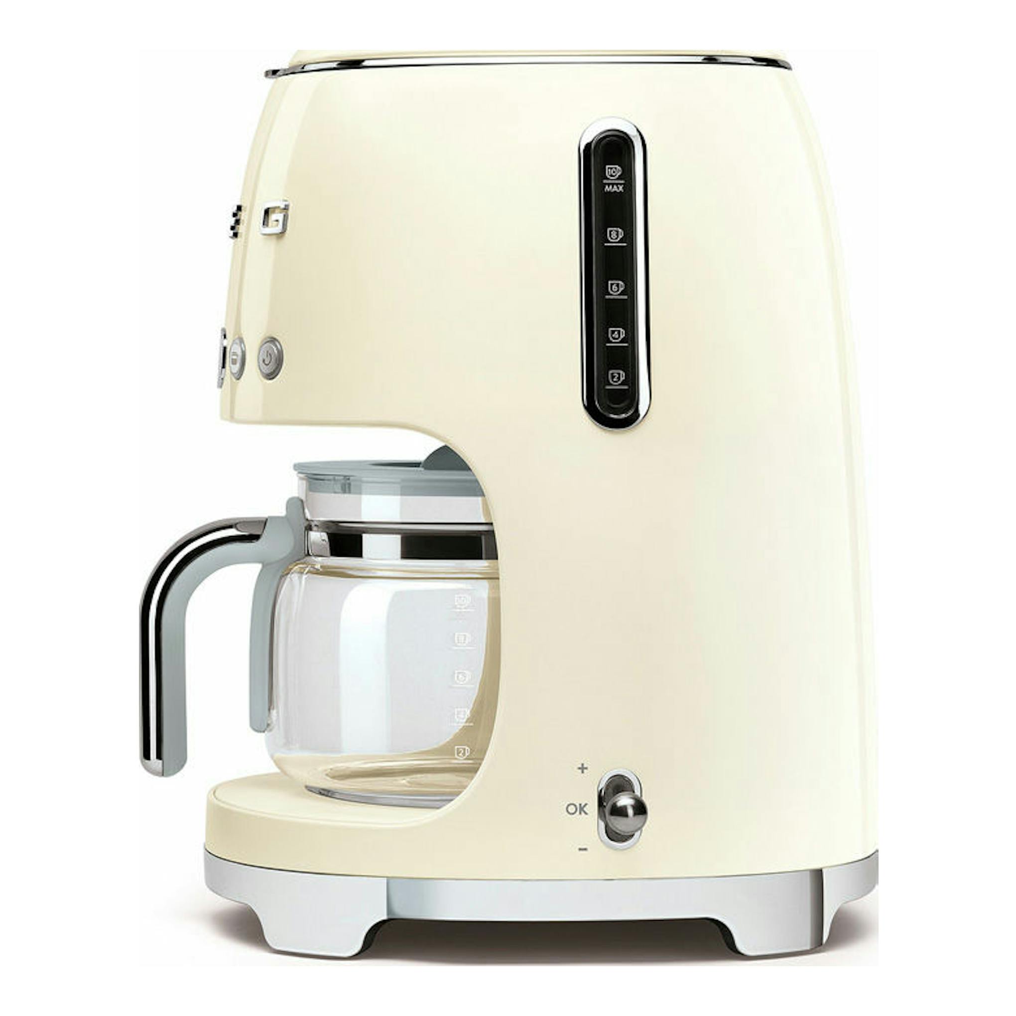 Cafetera de goteo Smeg DCF02CREU crema, vista frontal tres cuartos, con jarra de vidrio.
