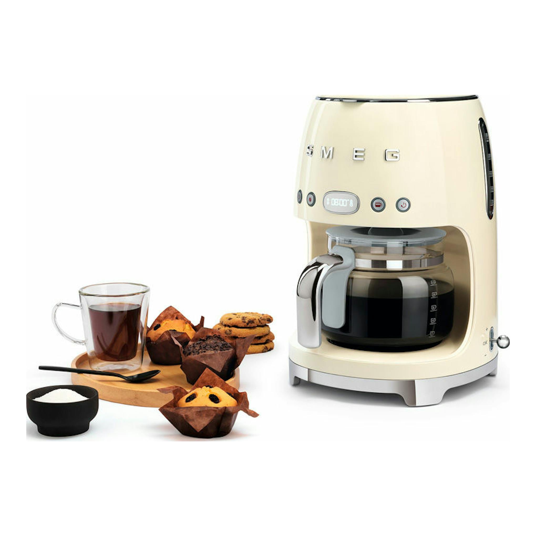 Cafetera de goteo Smeg DCF02CREU color crema, vista frontal, con jarra de vidrio.