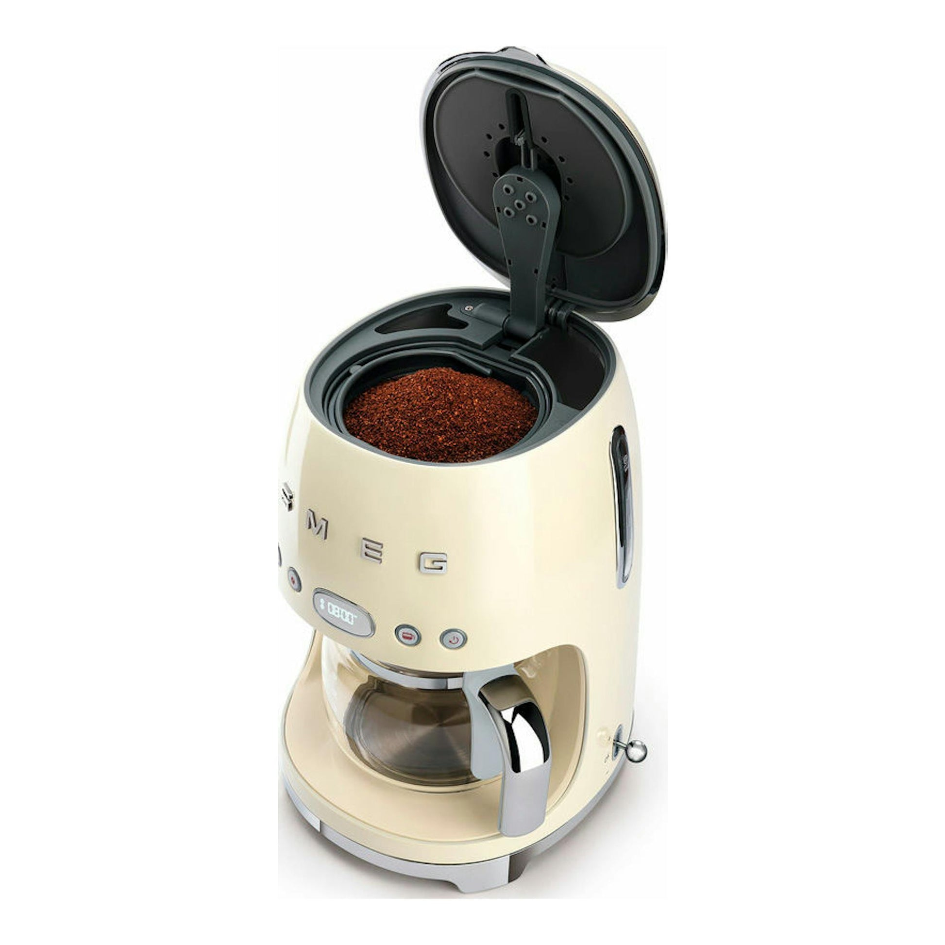 Cafetera de goteo Smeg DCF02CREU crema, vista frontal en 3/4 con tapa superior abierta y depósito visible.