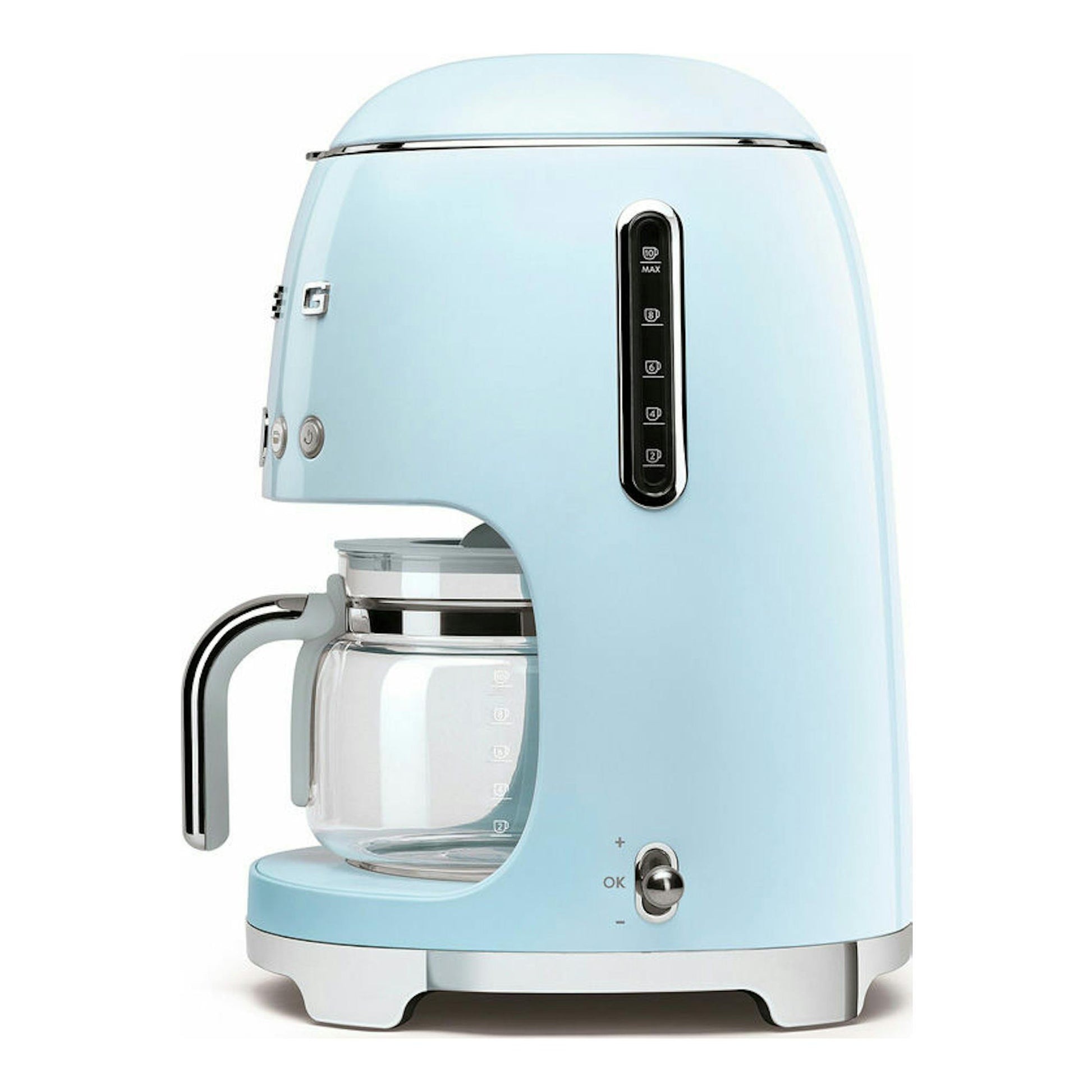 Cafetera de goteo Smeg DCF02PBEU azul pastel, vista frontal tres cuartos, con jarra de vidrio.