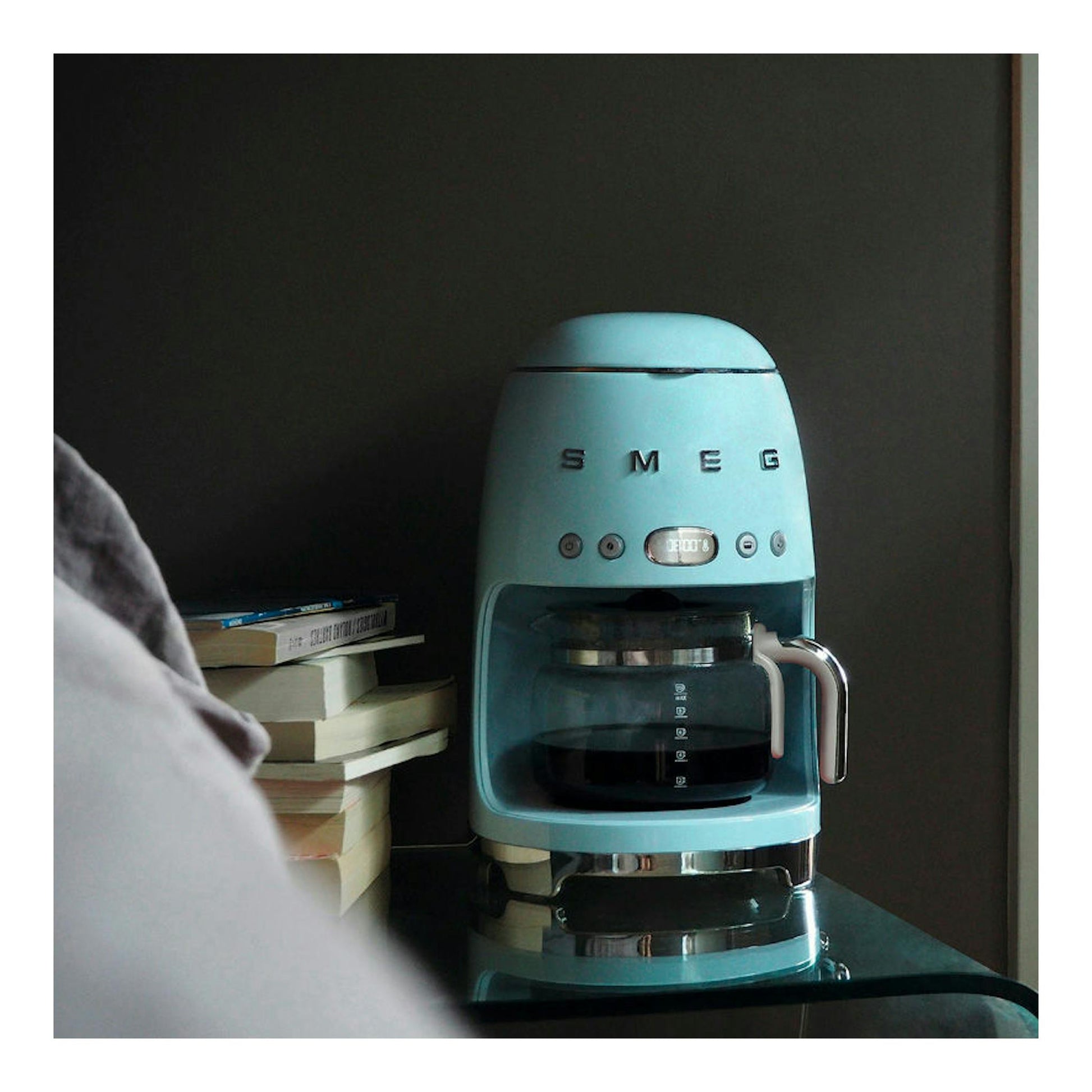 Cafetera de goteo Smeg DCF02PBEU azul pastel, vista frontal.