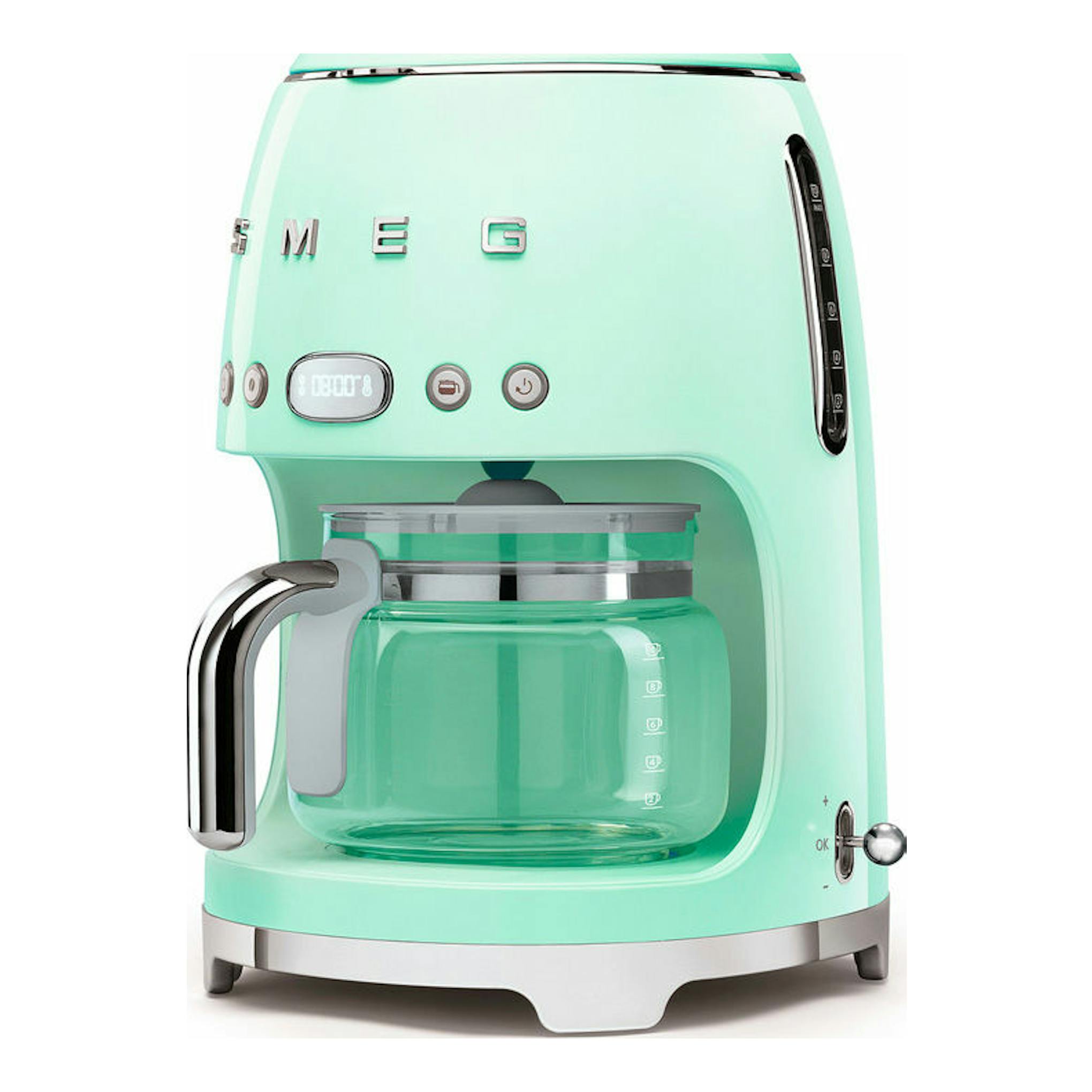 Cafetera de goteo Smeg DCF02PGEU verde pastel, vista frontal, con jarra de vidrio.