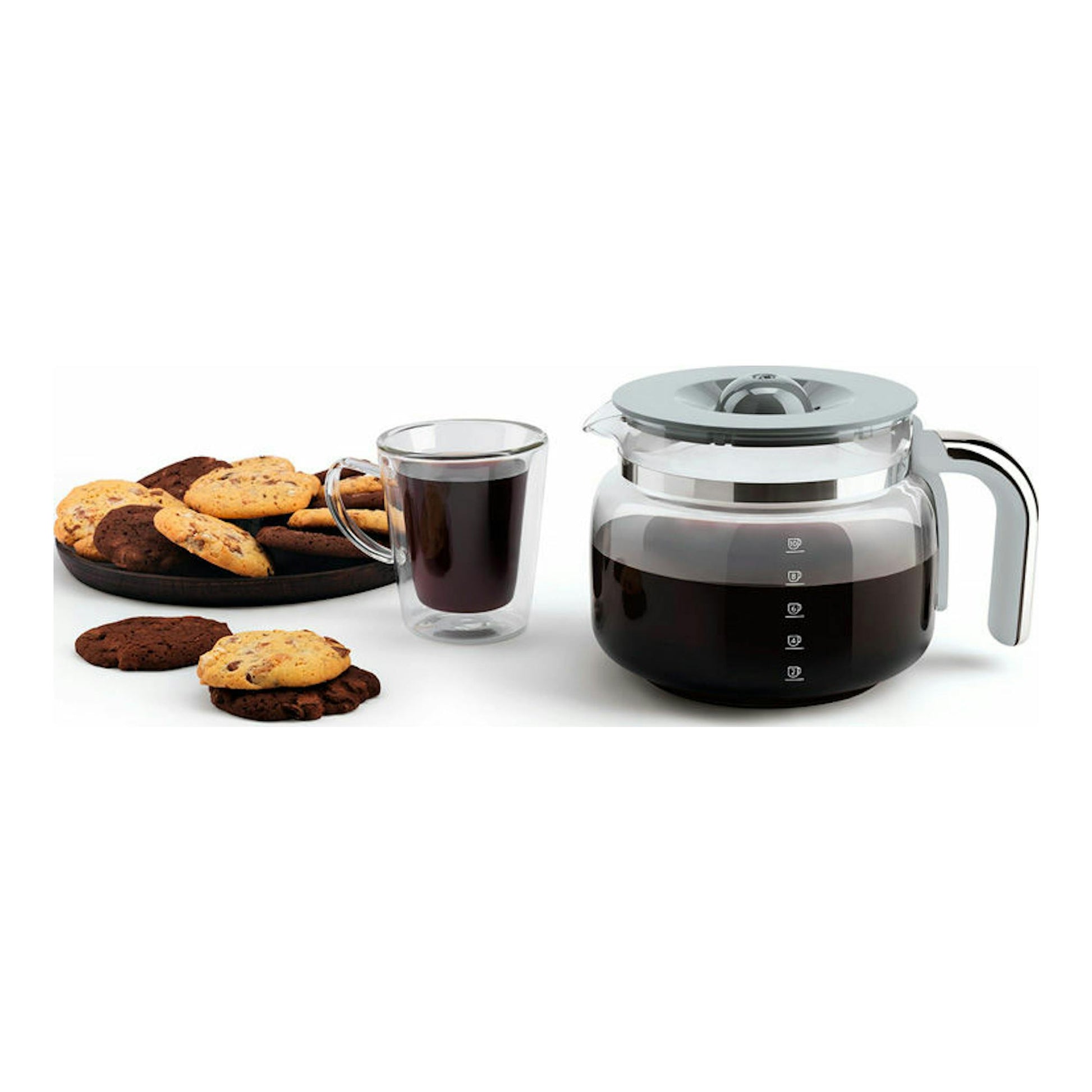 Cafetera de goteo Smeg DCF02PGEU verde pastel, vista frontal, con jarra de vidrio, taza y galletas.