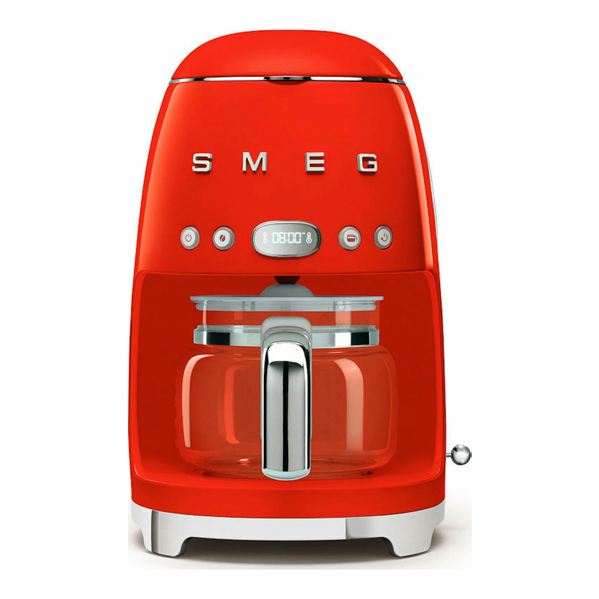 Cafetera de goteo Smeg DCF02RDEU roja, vista frontal, con jarra de vidrio y panel digital.
