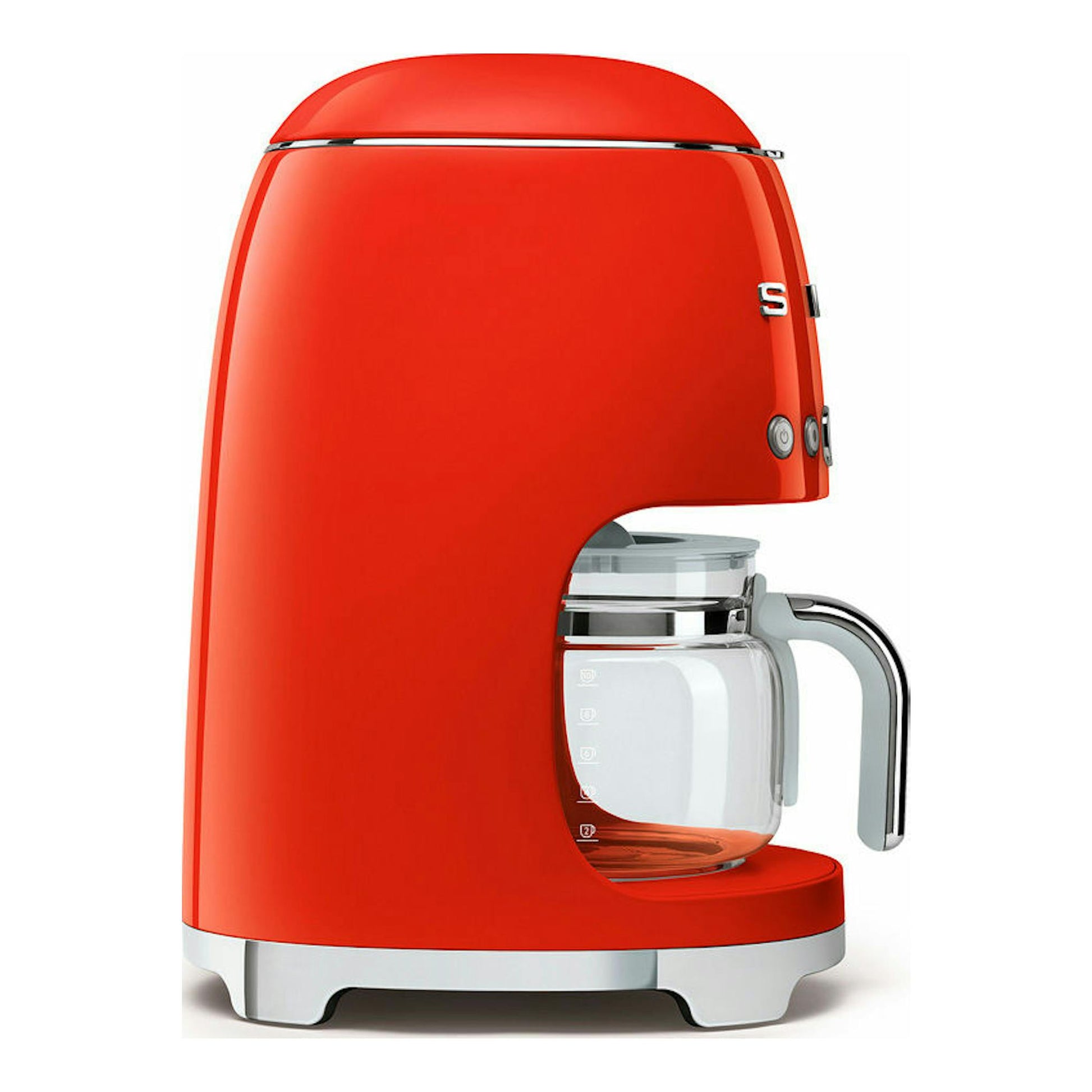 Cafetera de goteo Smeg DCF02RDEU roja, vista frontal lateral, con jarra de vidrio y detalles plateados.